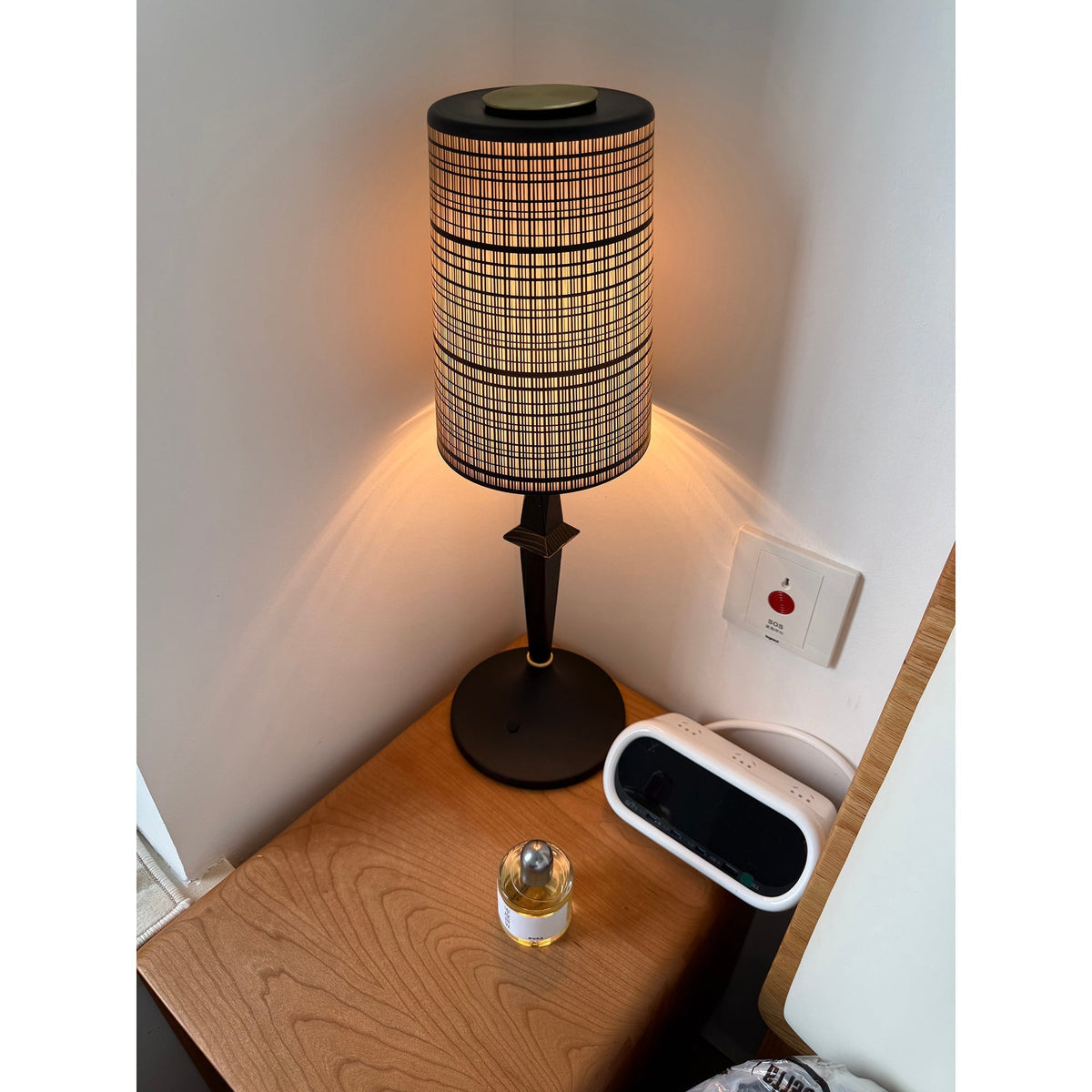 Karma Elvior bordslampa i järn (inbyggt batteri)