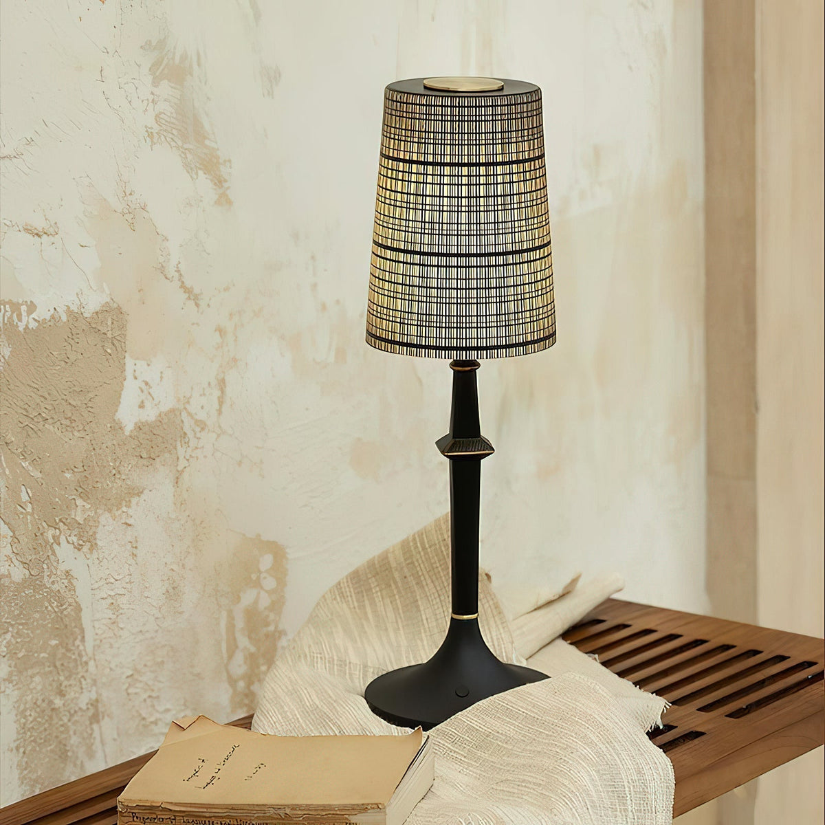 Karma Elvior bordslampa i järn (inbyggt batteri)