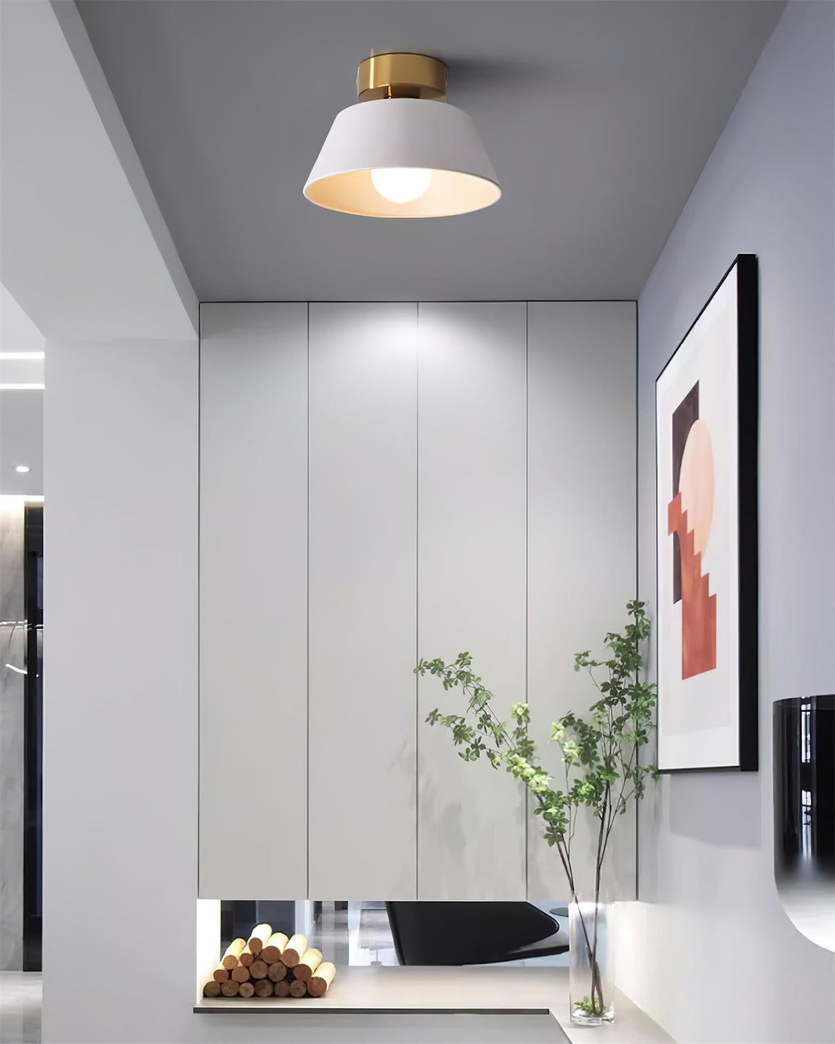 Taklampa i metall med modern minimalistisk takkåpa och plafondfäste