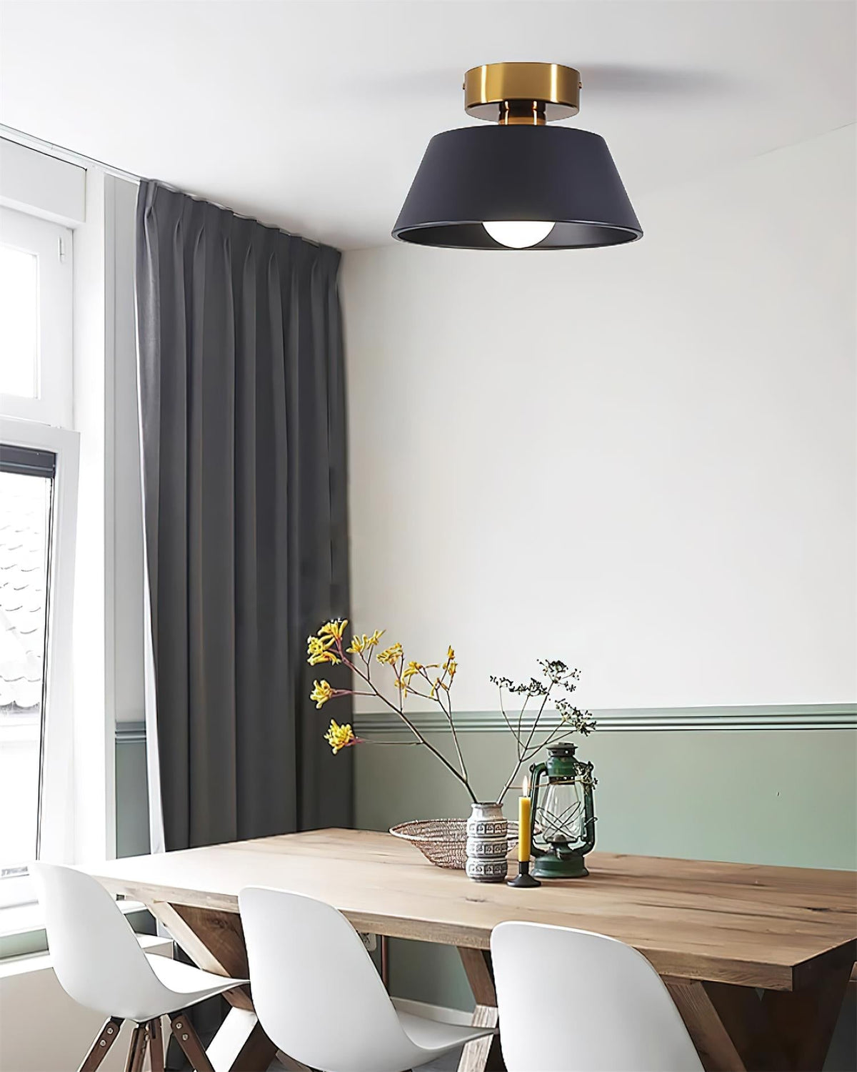 Taklampa i metall med modern minimalistisk takkåpa och plafondfäste