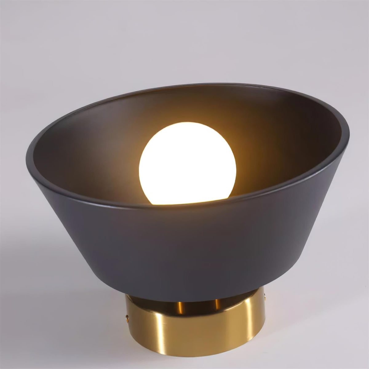 Taklampa i metall med modern minimalistisk takkåpa och plafondfäste