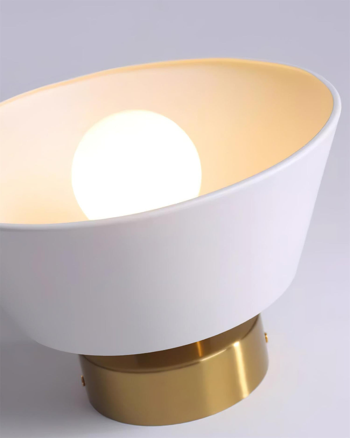 Taklampa i metall med modern minimalistisk takkåpa och plafondfäste