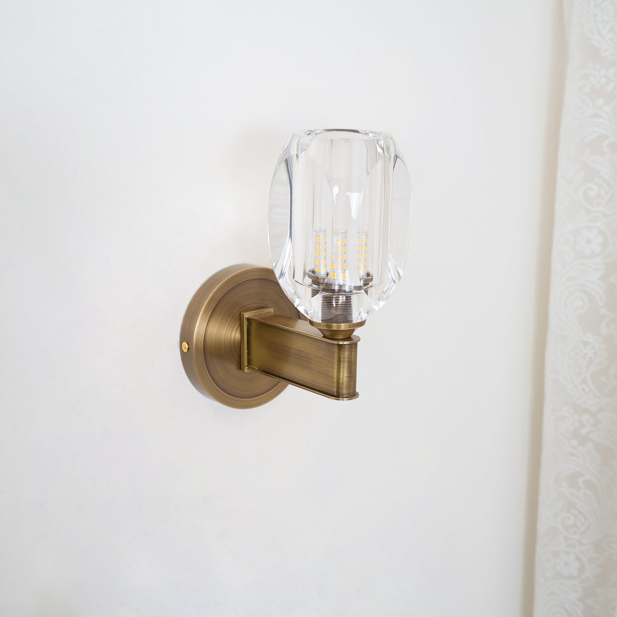 Tostor vägglampa i exklusivt nordiskt konstglas med diamantformad kristall