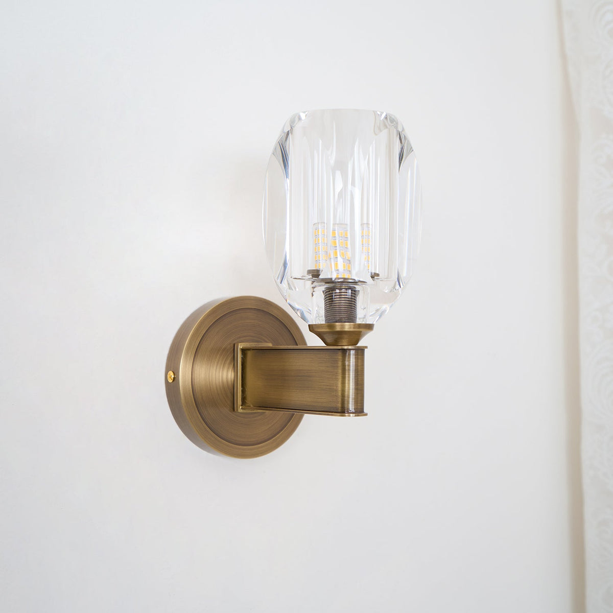 Tostor vägglampa i exklusivt nordiskt konstglas med diamantformad kristall