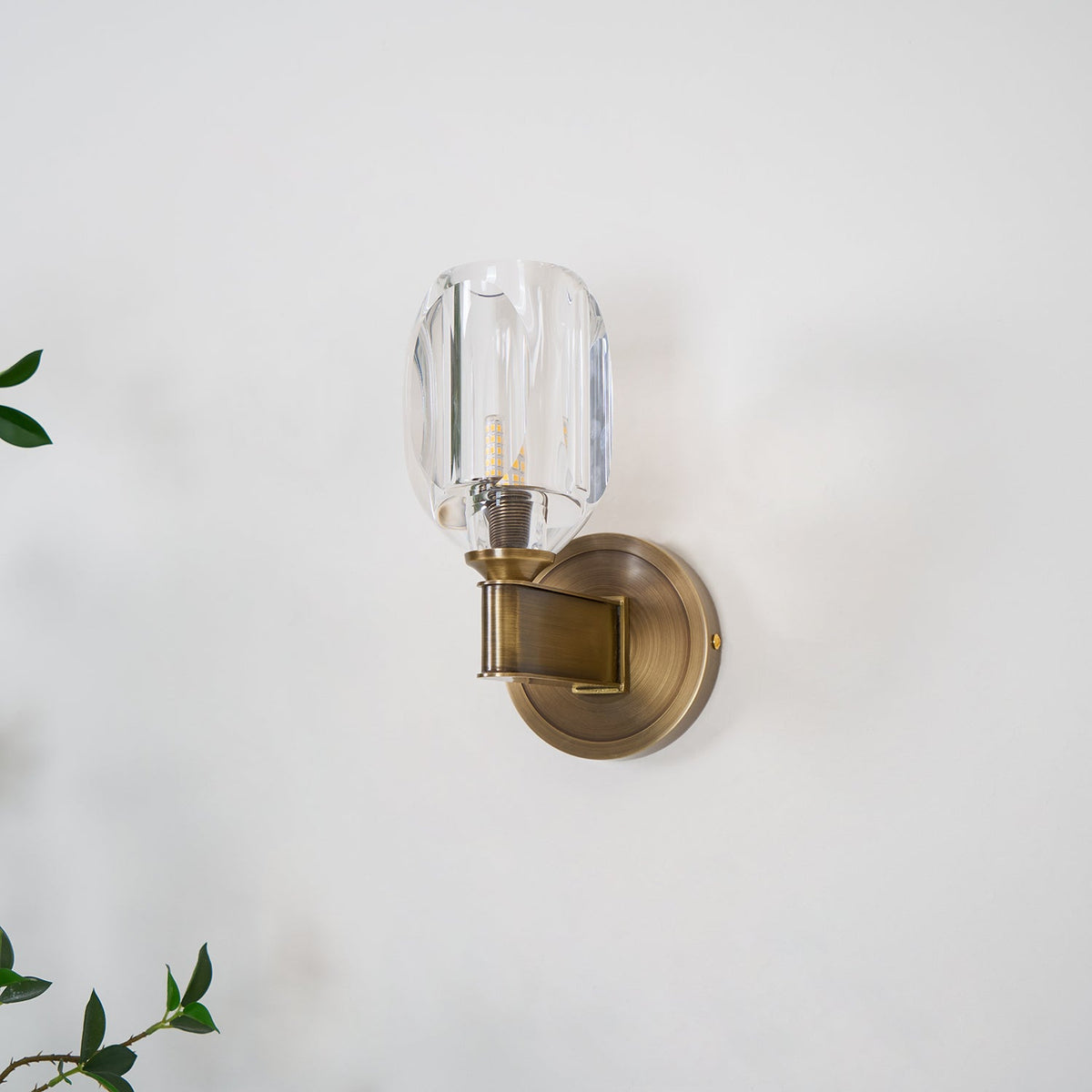 Tostor vägglampa i exklusivt nordiskt konstglas med diamantformad kristall