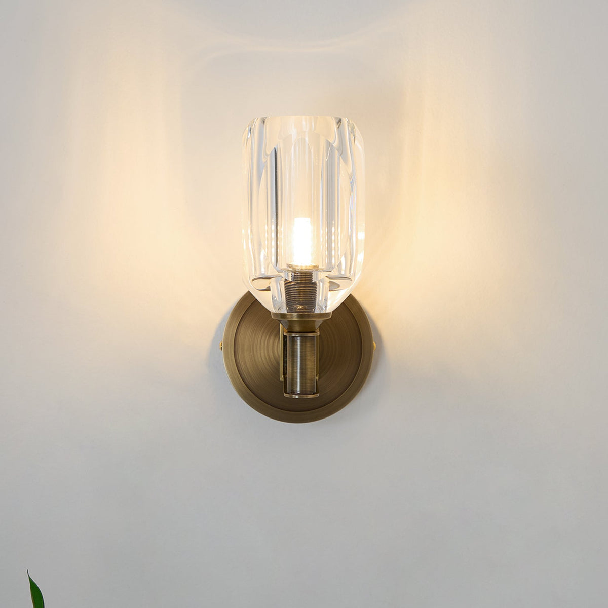 Tostor vägglampa i exklusivt nordiskt konstglas med diamantformad kristall