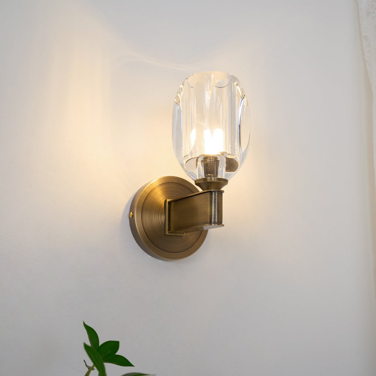 Tostor vägglampa i exklusivt nordiskt konstglas med diamantformad kristall