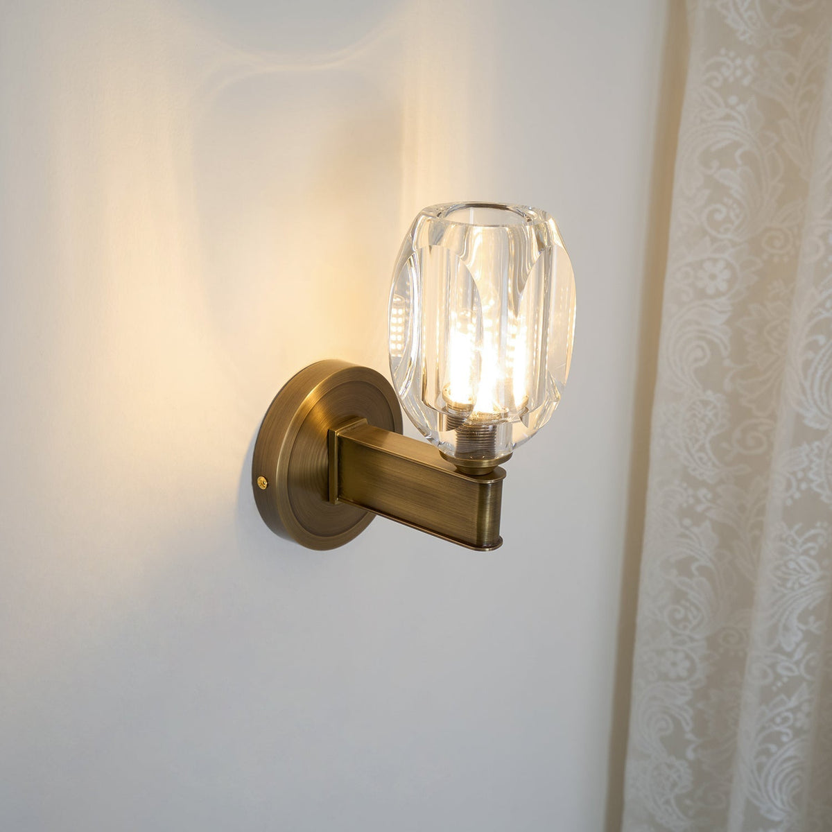 Tostor vägglampa i exklusivt nordiskt konstglas med diamantformad kristall