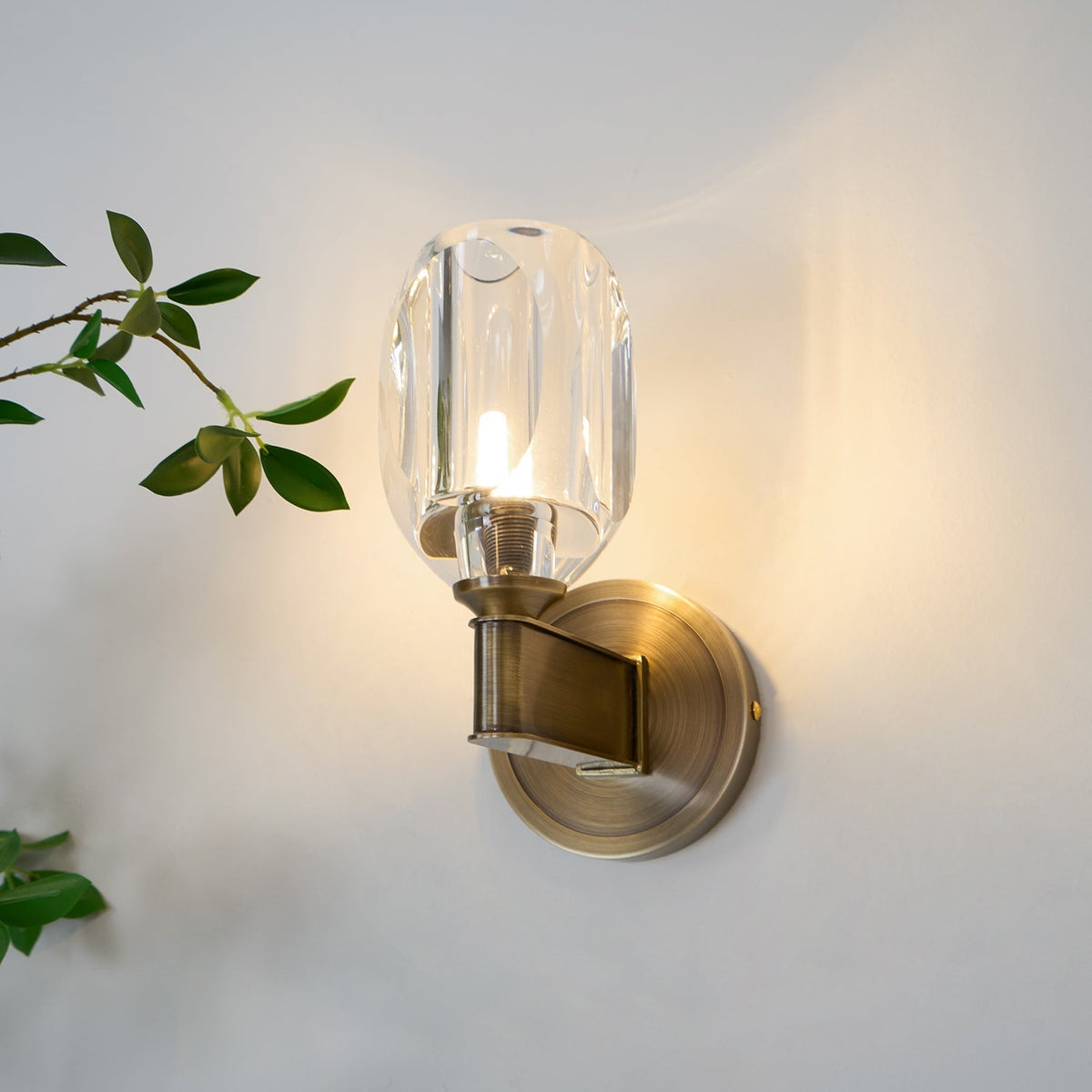 Tostor vägglampa i exklusivt nordiskt konstglas med diamantformad kristall