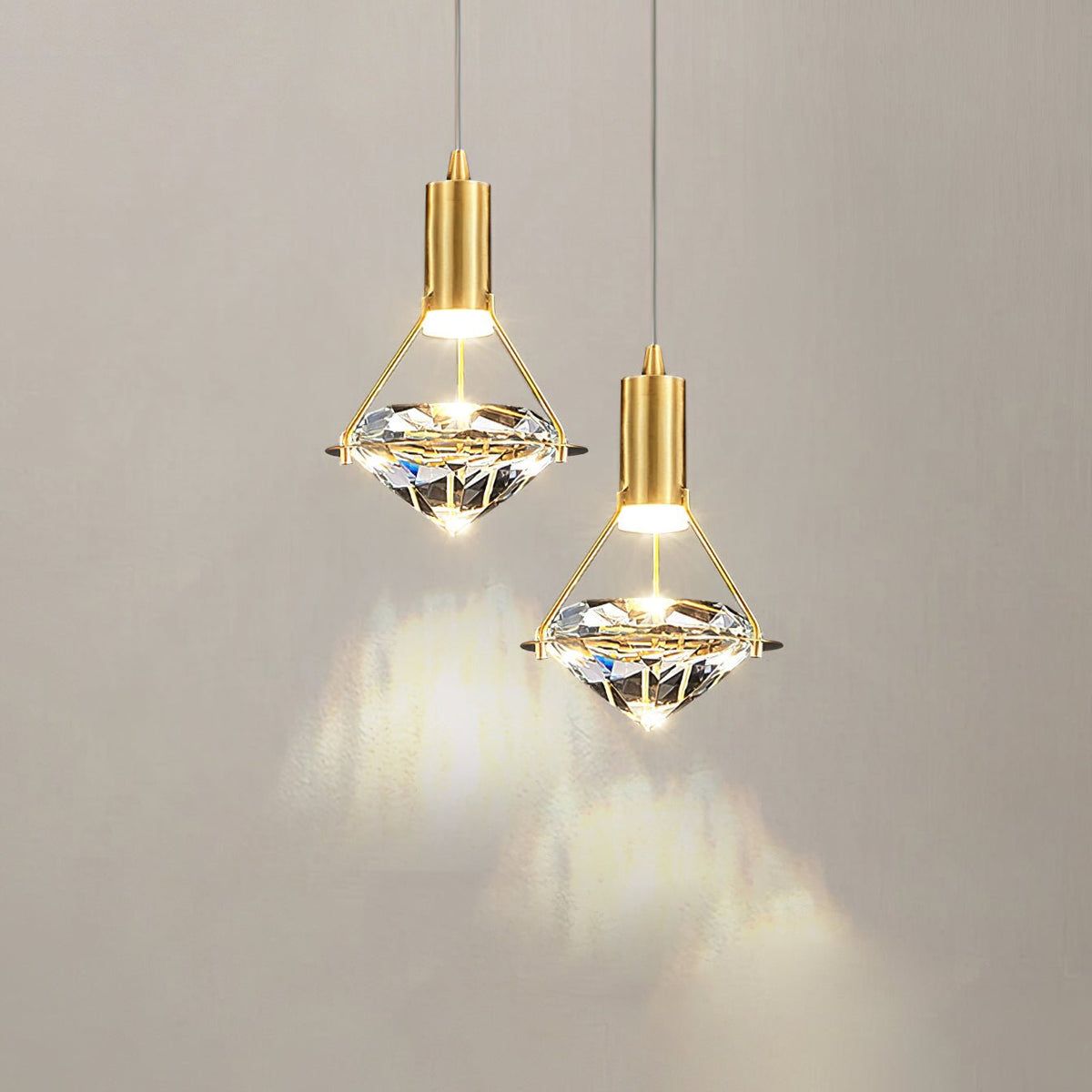 Candeeiro suspenso Cira em latão e cristal, elegante