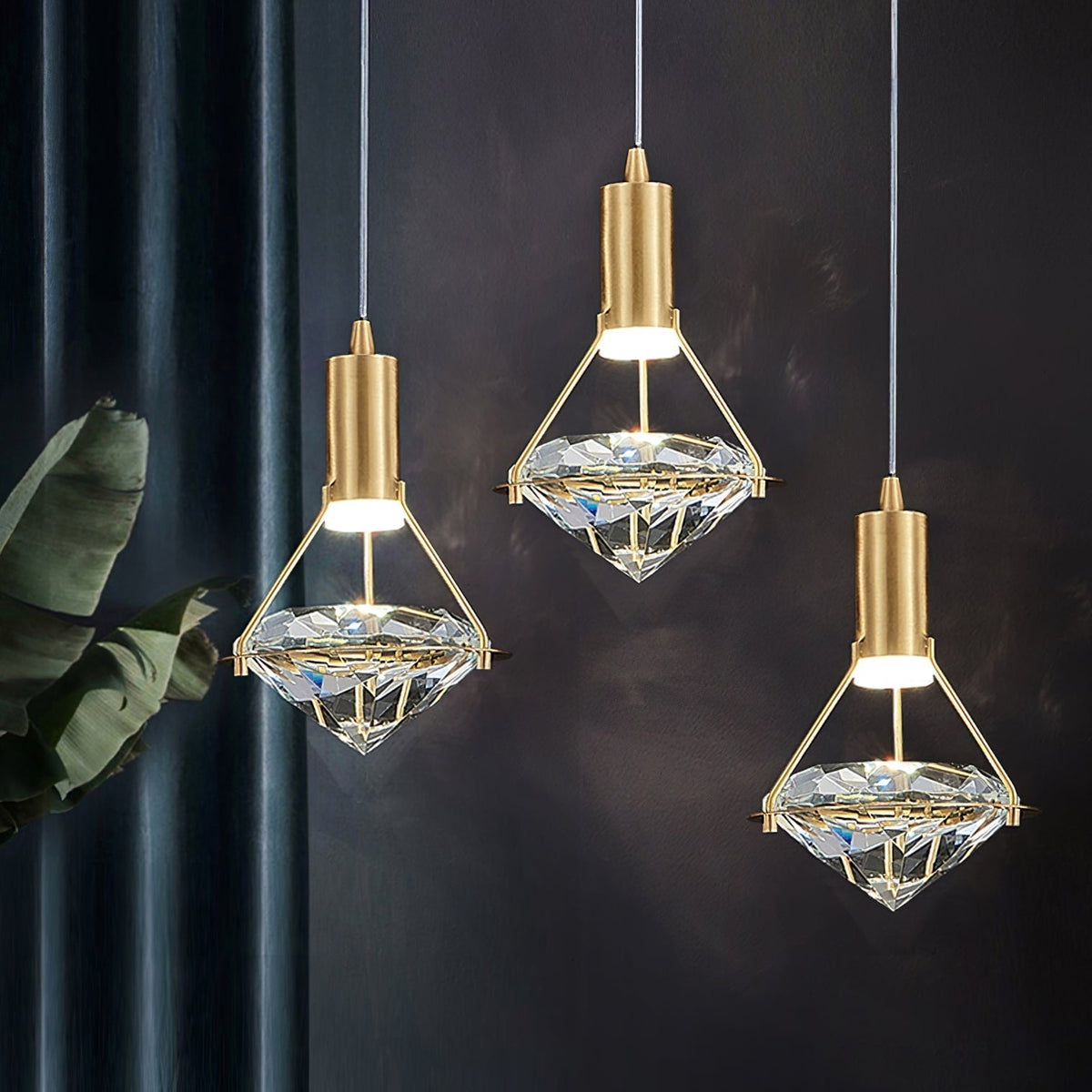 Candeeiro suspenso Cira em latão e cristal, elegante