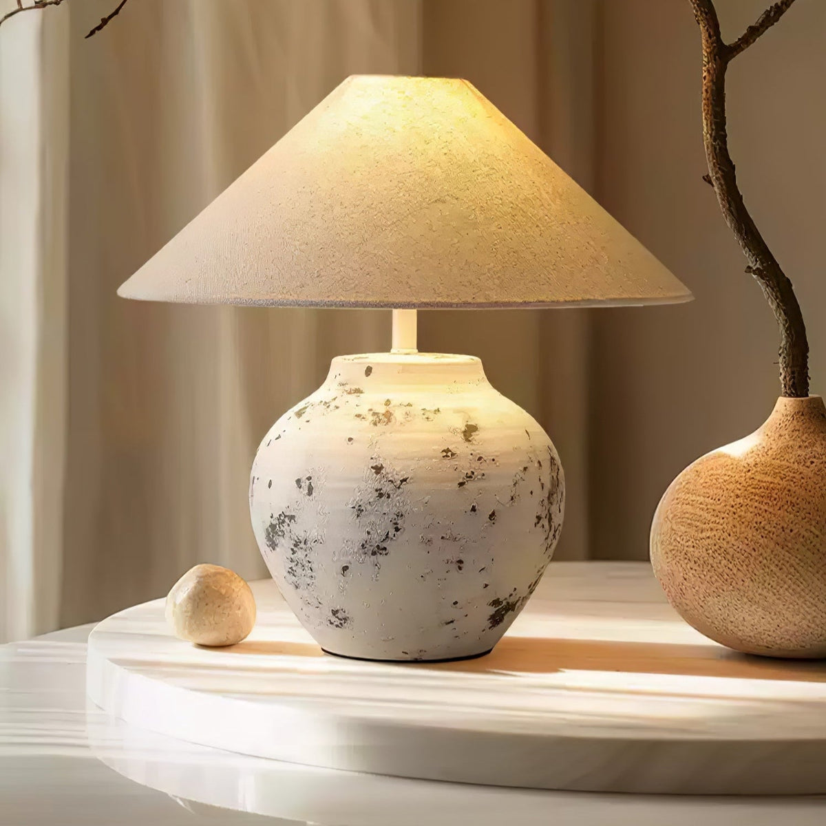 Atticus modern bordslampa i keramik