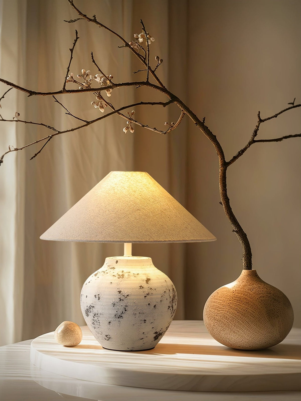 Atticus modern bordslampa i keramik