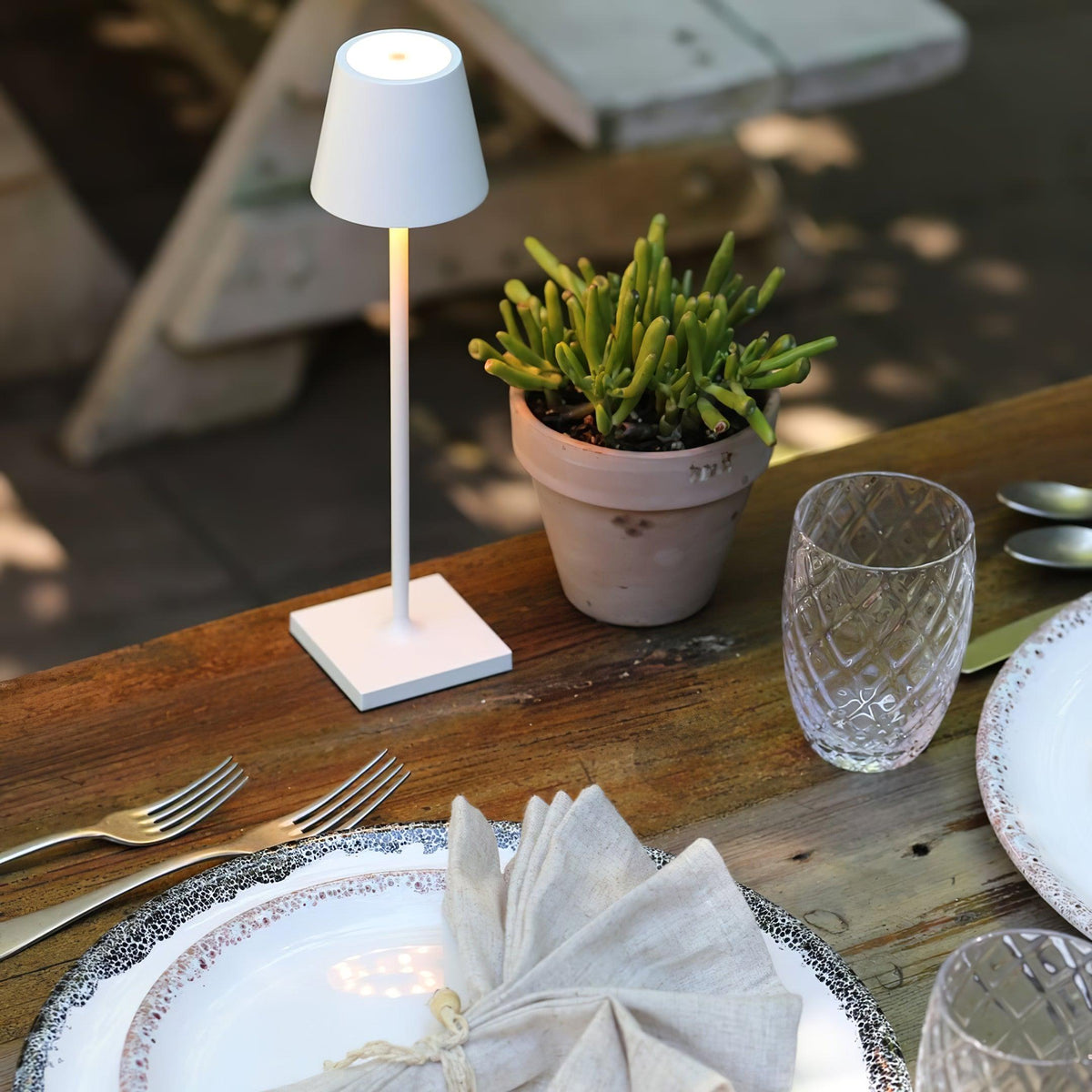 Viraorelia Table Lamp