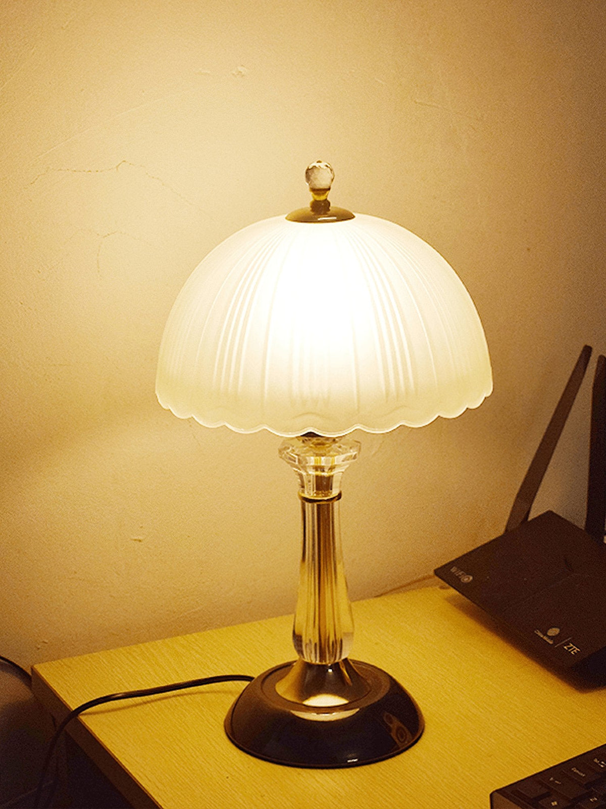 Belle välvd bordslampa i glas