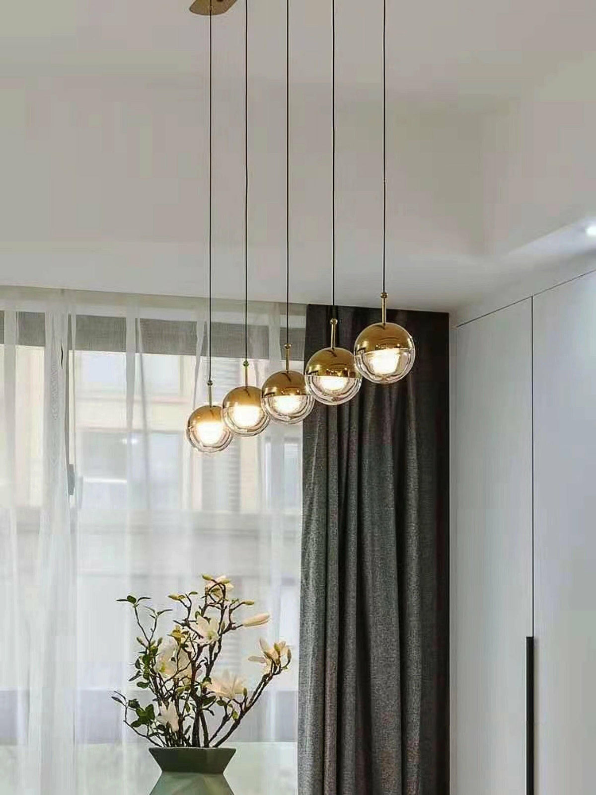 Zaneth minimalistisk pendellampe i stål og glas med flere ophæng til trappe