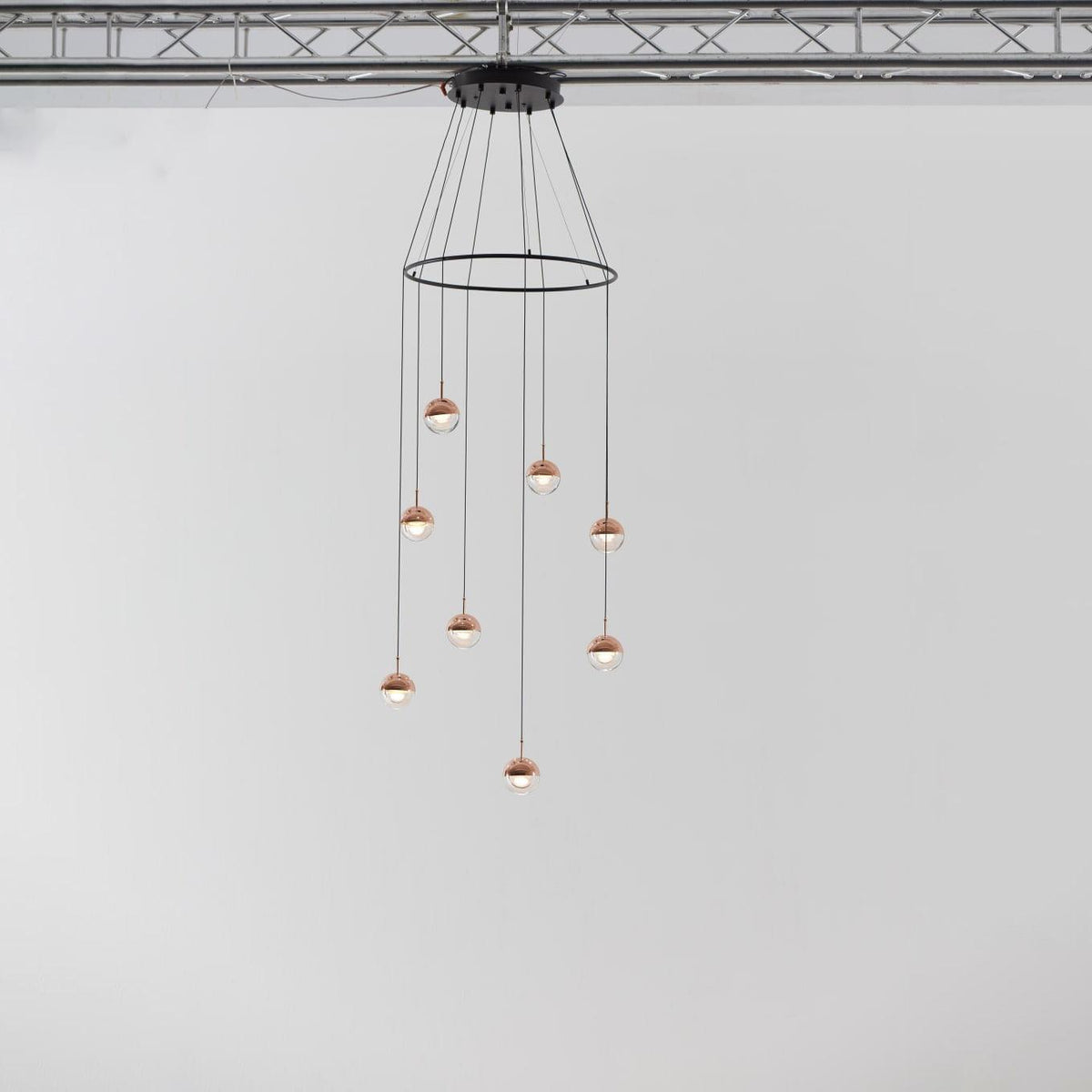 Zaneth minimalistisk pendellampe i stål og glas med flere ophæng til trappe