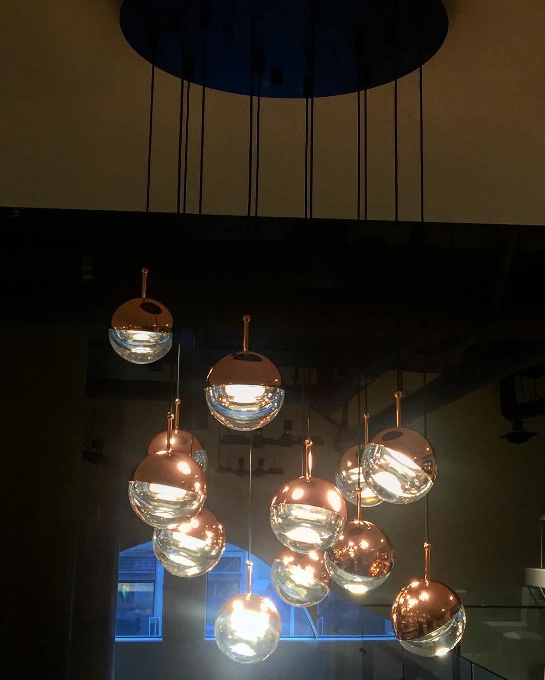 Zaneth minimalistisk pendellampe i stål og glas med flere ophæng til trappe