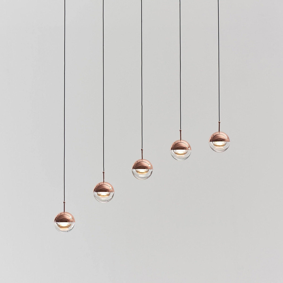 Zaneth minimalistisk pendellampe i stål og glas med flere ophæng til trappe