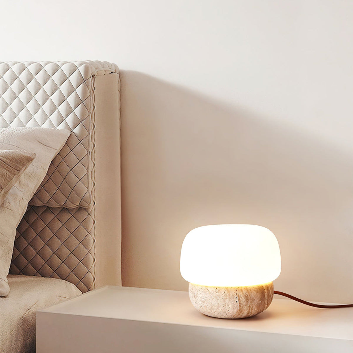 Candeeiro de mesa Eldoreth com base em cúpula de travertino