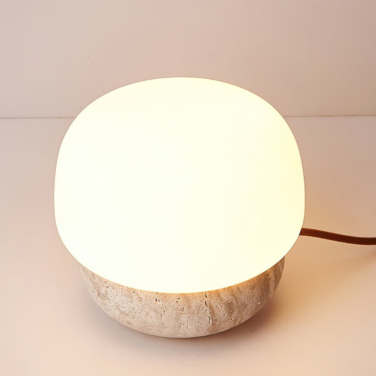 Candeeiro de mesa Eldoreth com base em cúpula de travertino