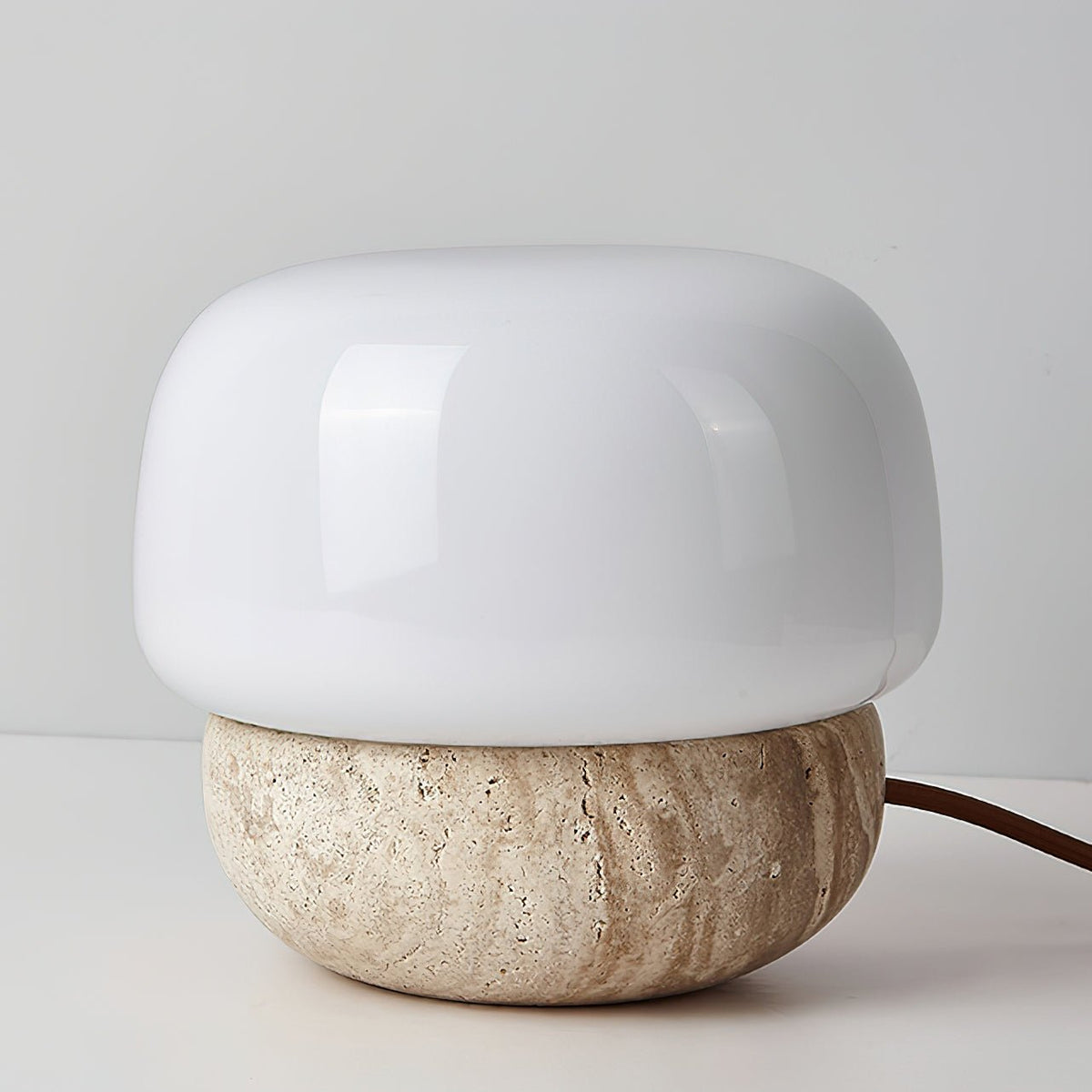 Candeeiro de mesa Eldoreth com base em cúpula de travertino
