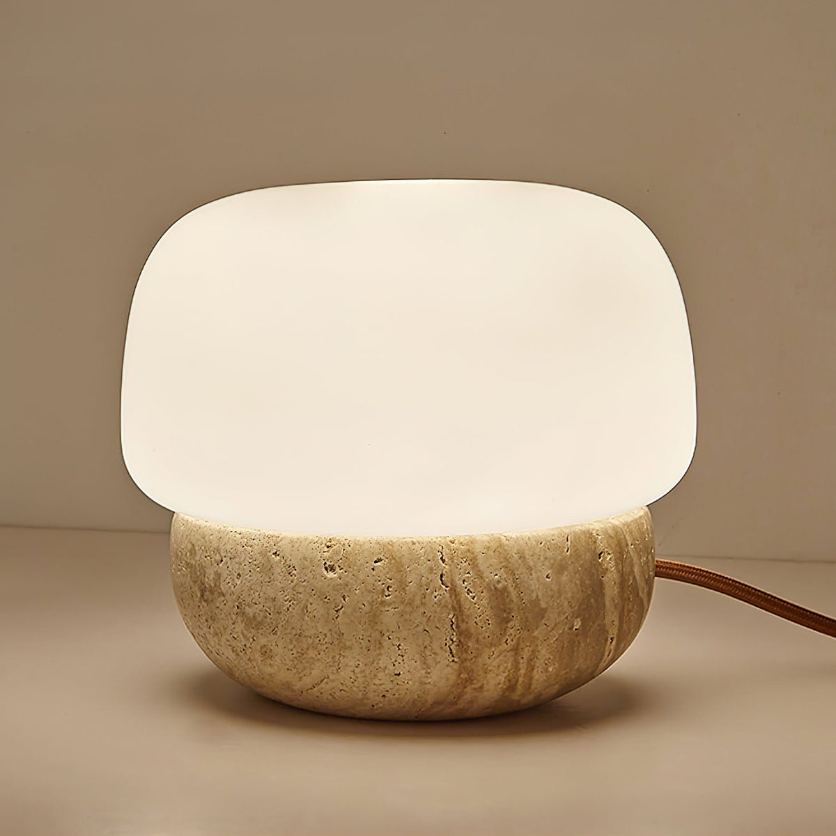Candeeiro de mesa Eldoreth com base em cúpula de travertino
