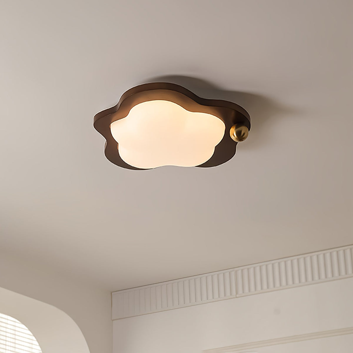 Ivaren eksklusiv nordisk kunstnerisk loftslampe i træ