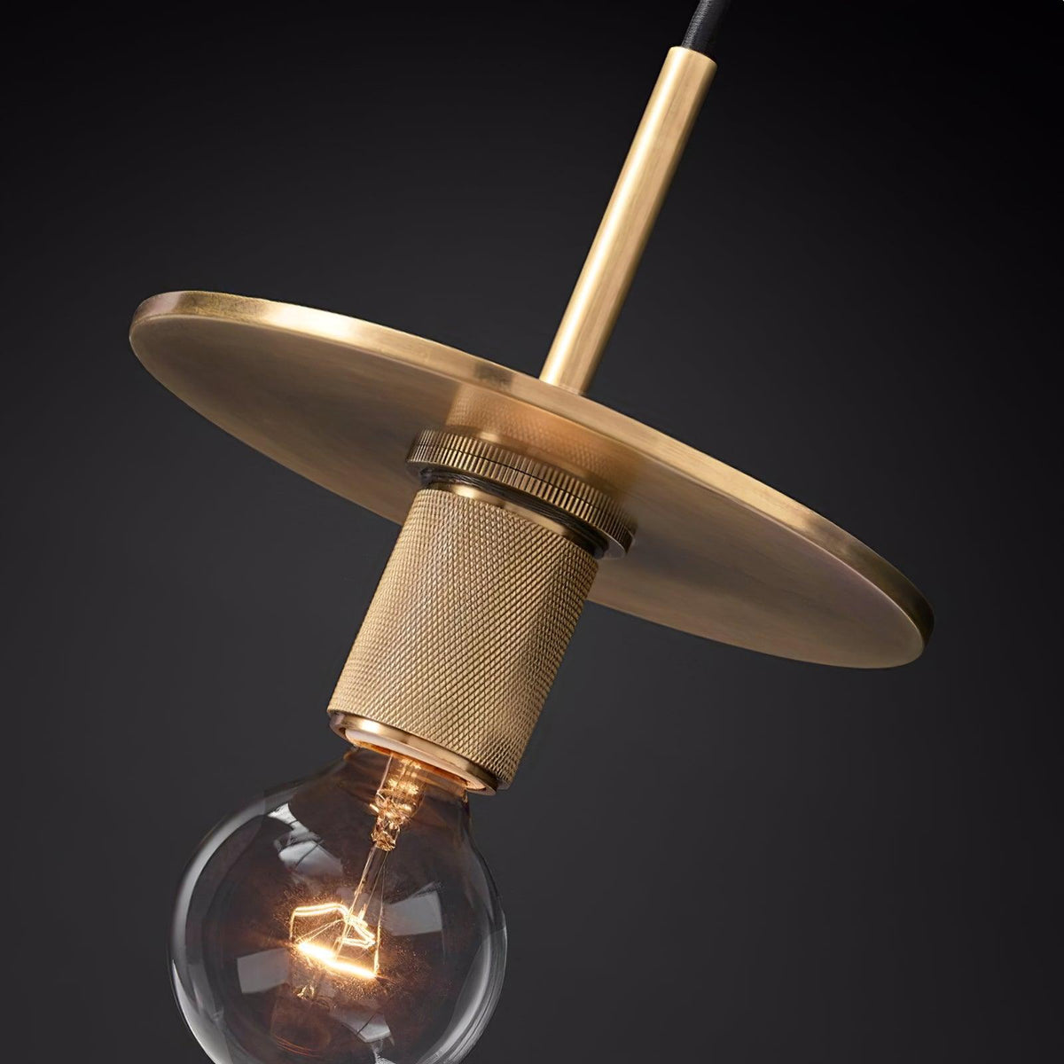 Hangandi lampi, mínímalískur málmbúnaður úr látúni fyrir borðstofu eða eldhús