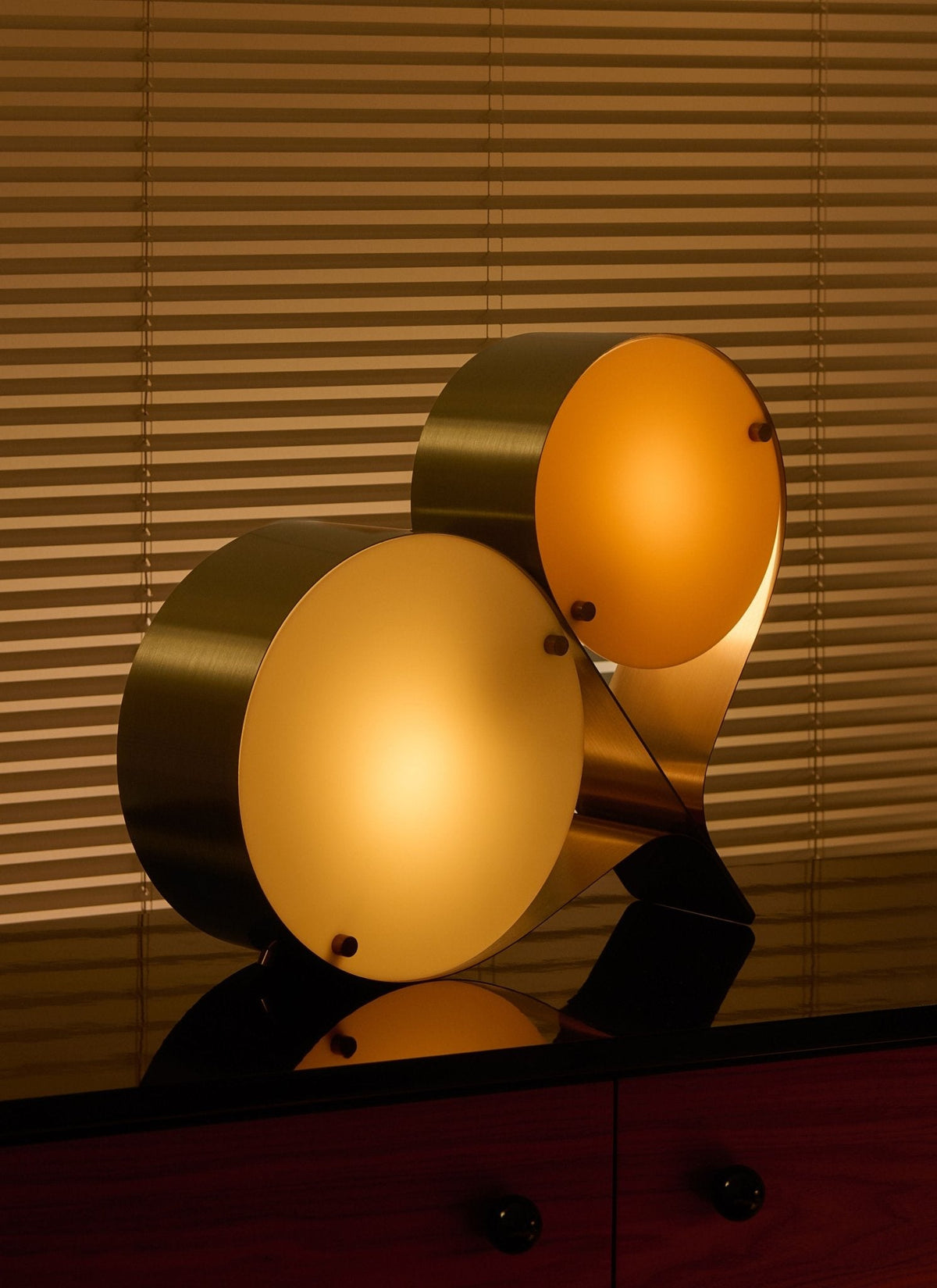 Duet-bordlampe med svævende skiver