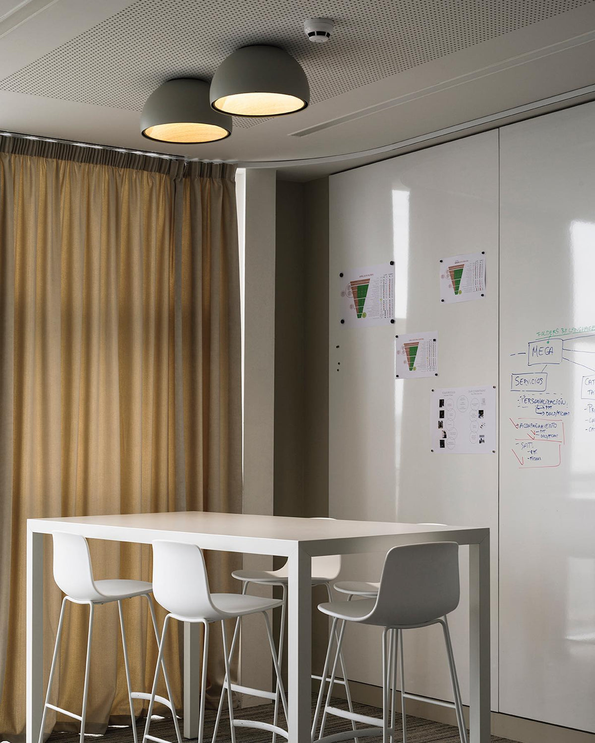 Coda loftlampe med kuppel i træ, minimalistisk