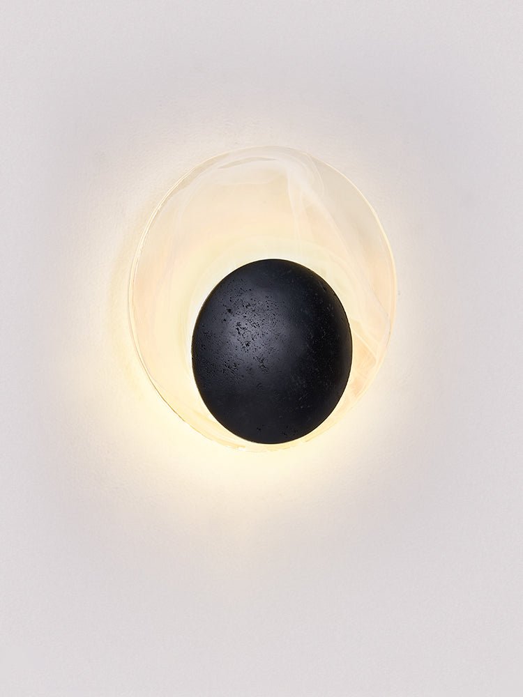 Orla Cosmica Eclipse vegglampi úr svörtu travertíni með skel
