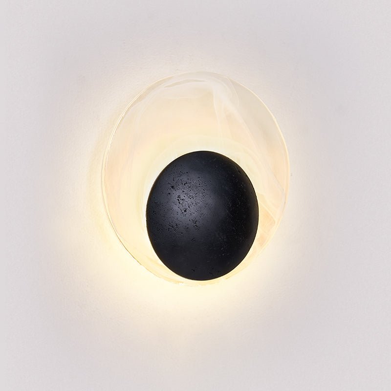 Orla Cosmica Eclipse vegglampi úr svörtu travertíni með skel