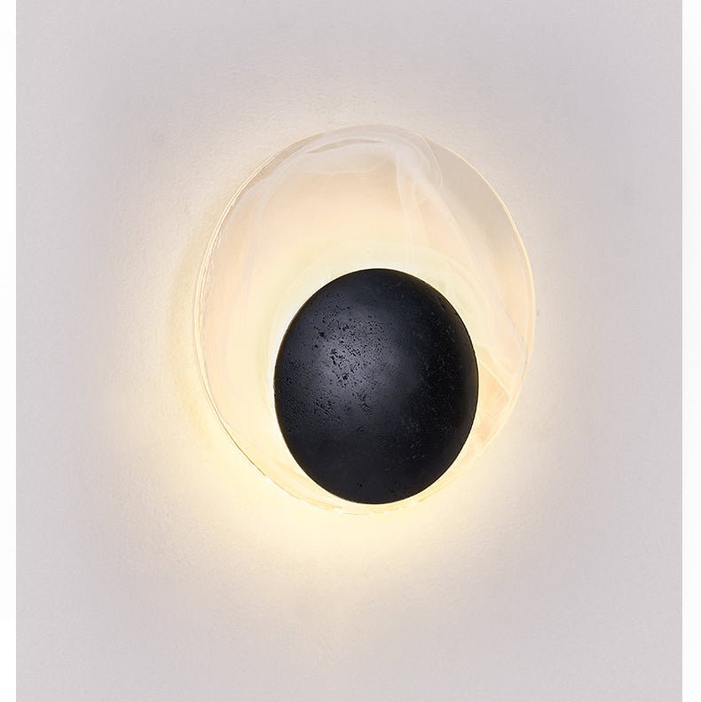 Orla Cosmica Eclipse vegglampi úr svörtu travertíni með skel