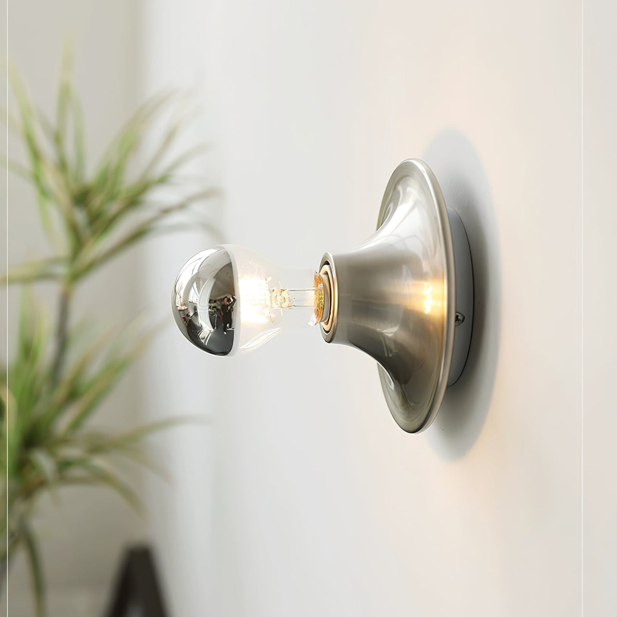 Ortheenin moderni minimalistinen lasiseinävalaisin
