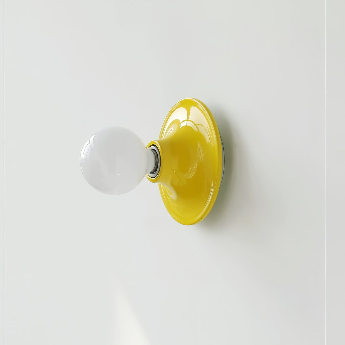 Ortheenin moderni minimalistinen lasiseinävalaisin