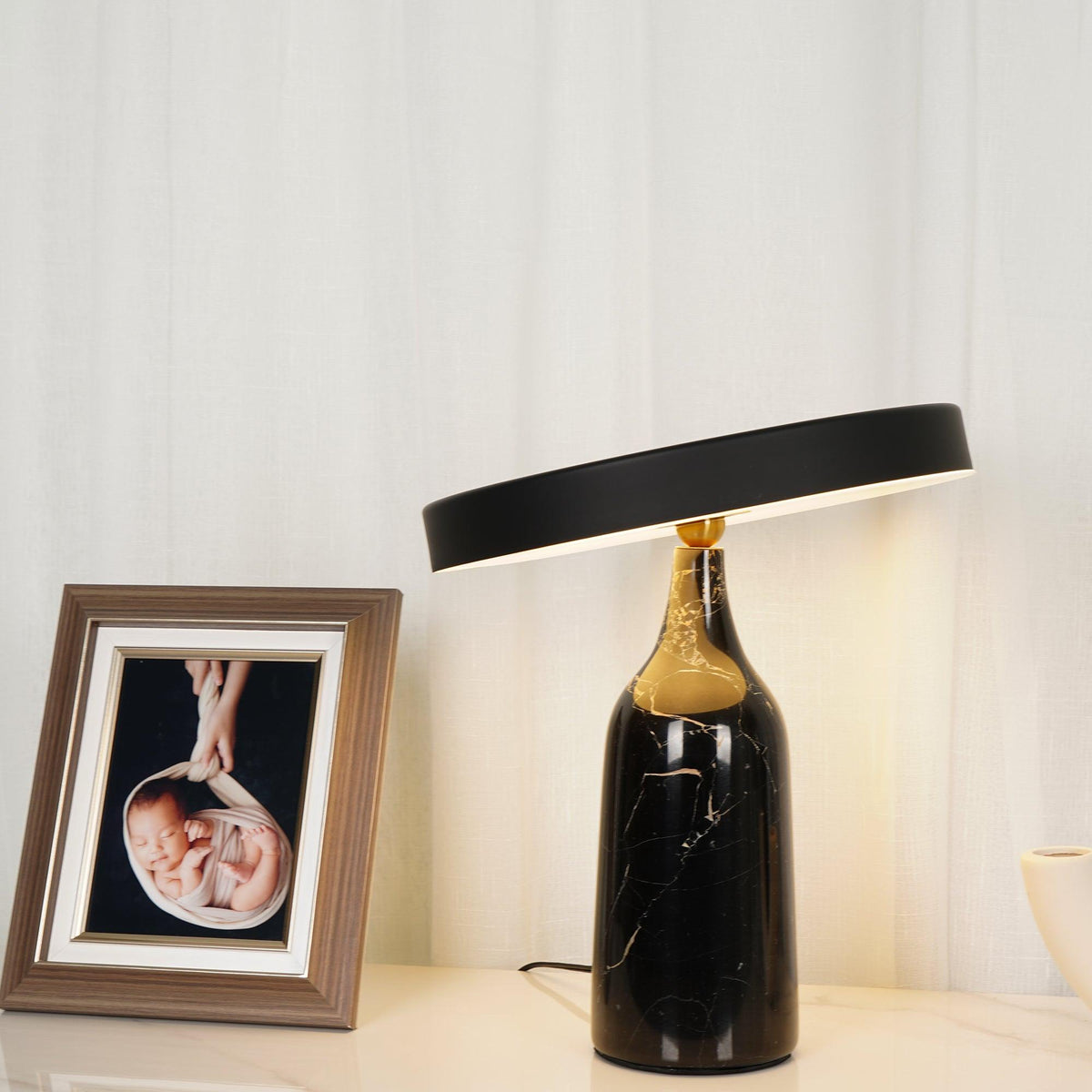 Astrian minimalistisk marmorbordlampe