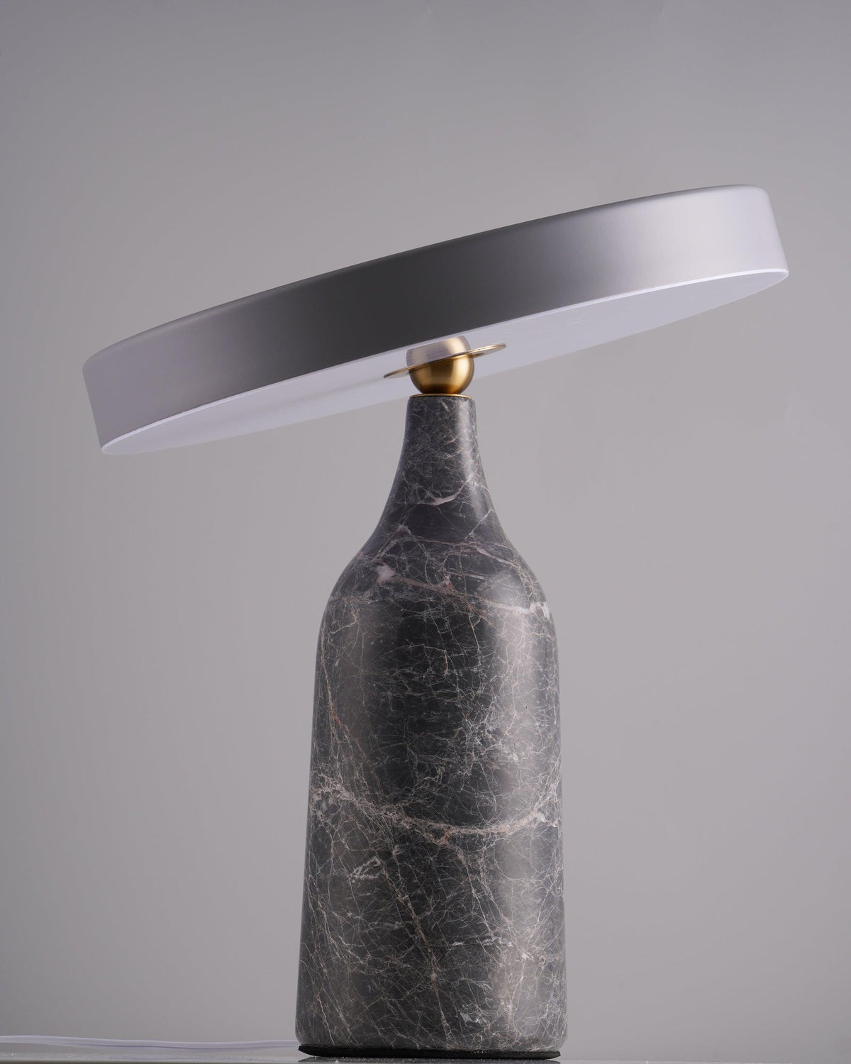 Astrian minimalistisk marmorbordlampe