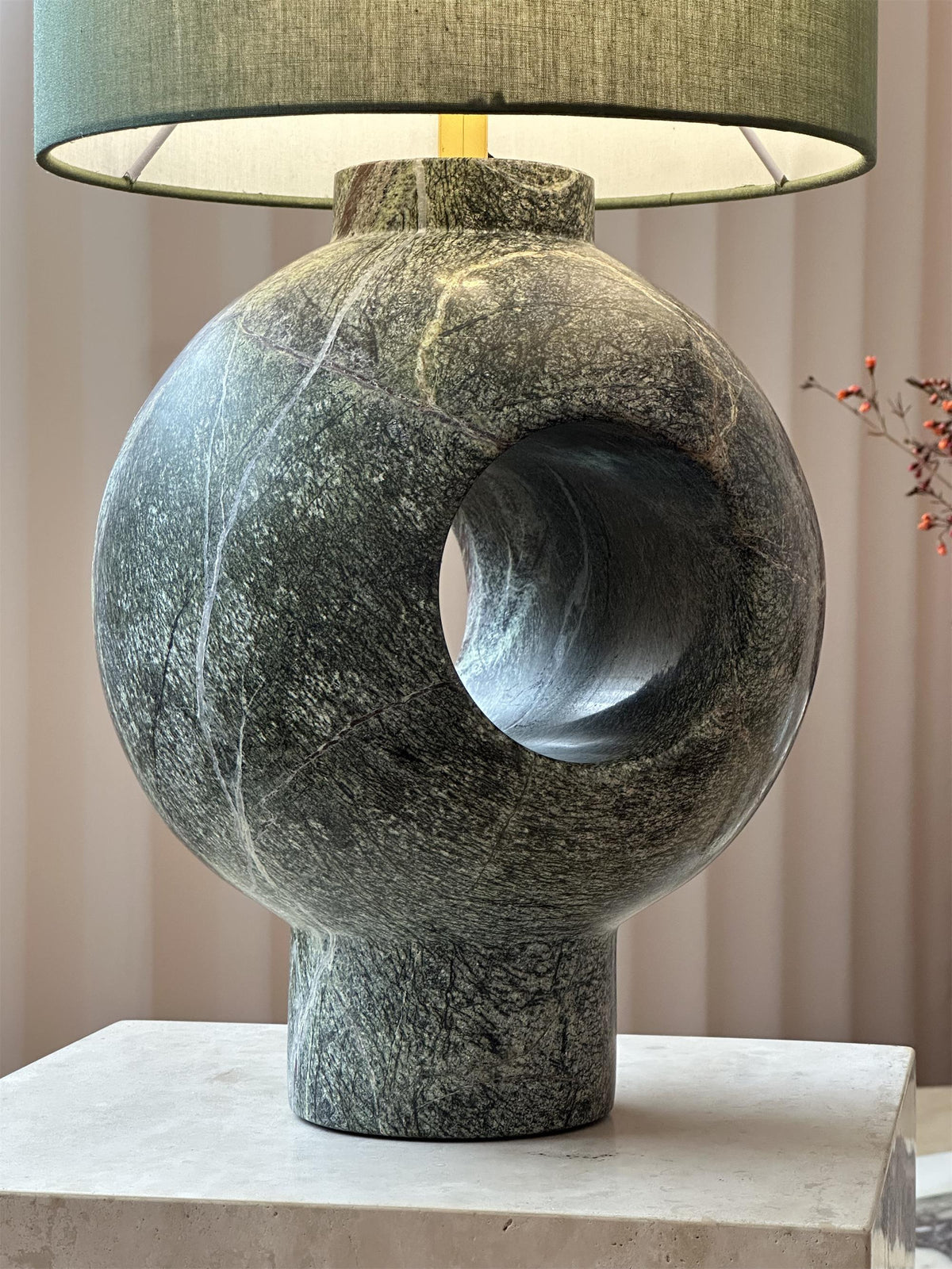 Hollie-bordlampe i marmor