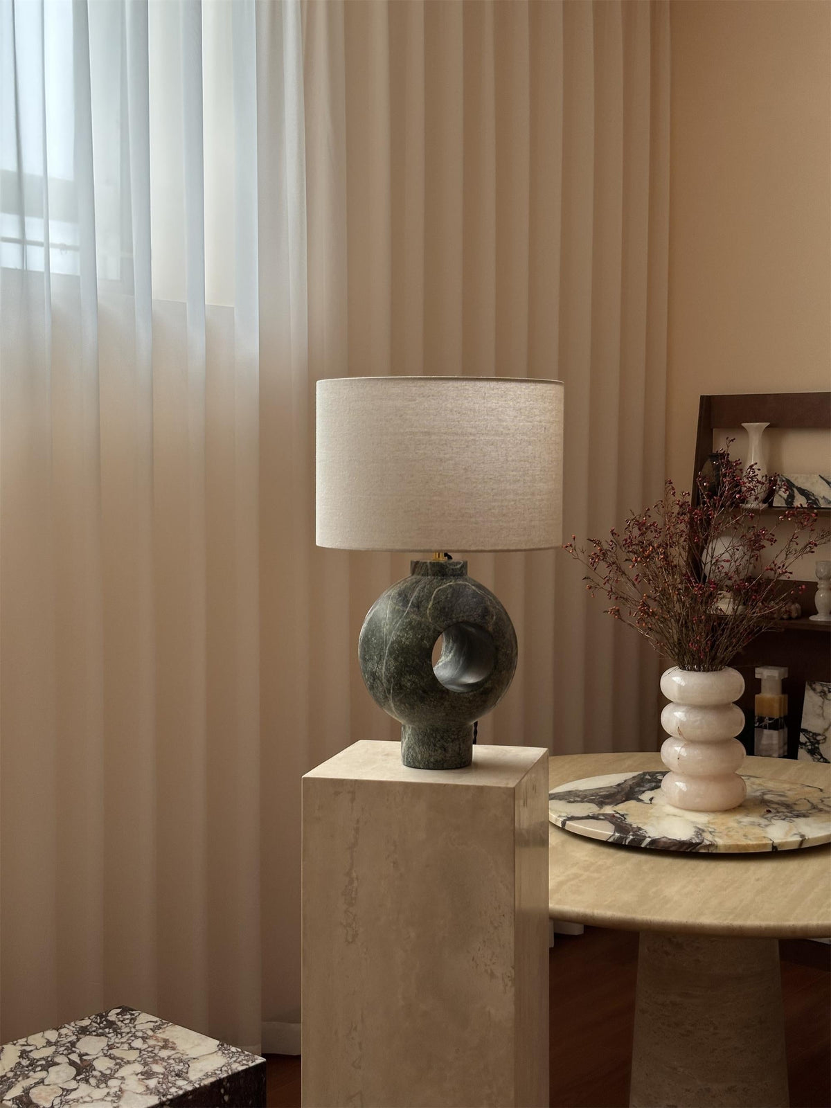 Hollie-bordlampe i marmor