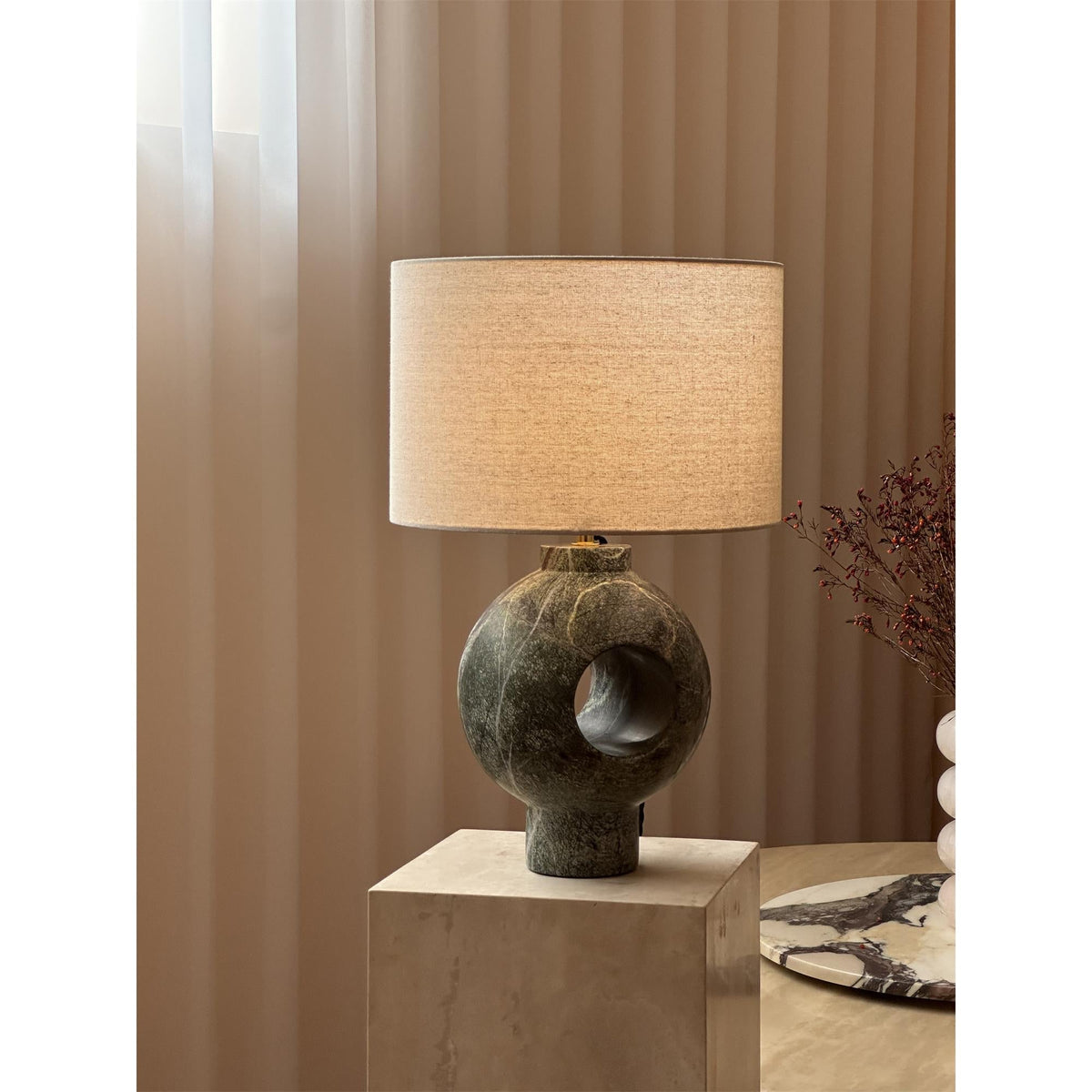 Hollie-bordlampe i marmor