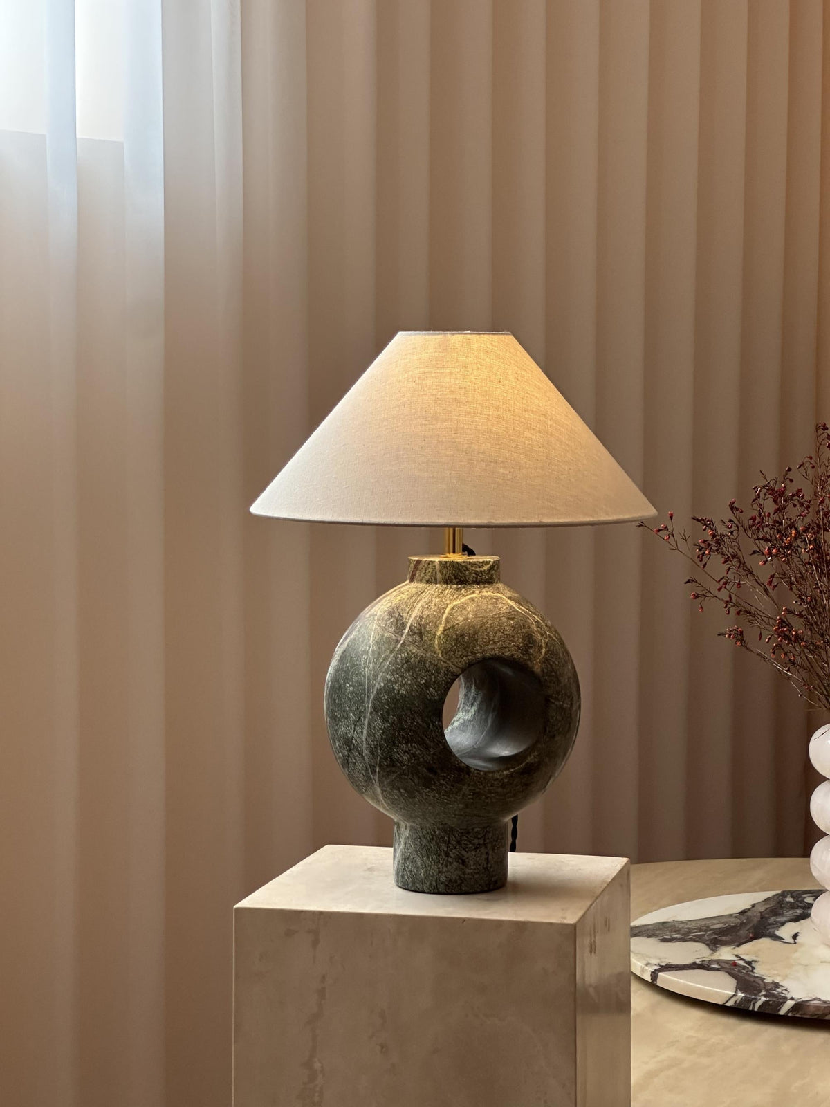 Hollie-bordlampe i marmor