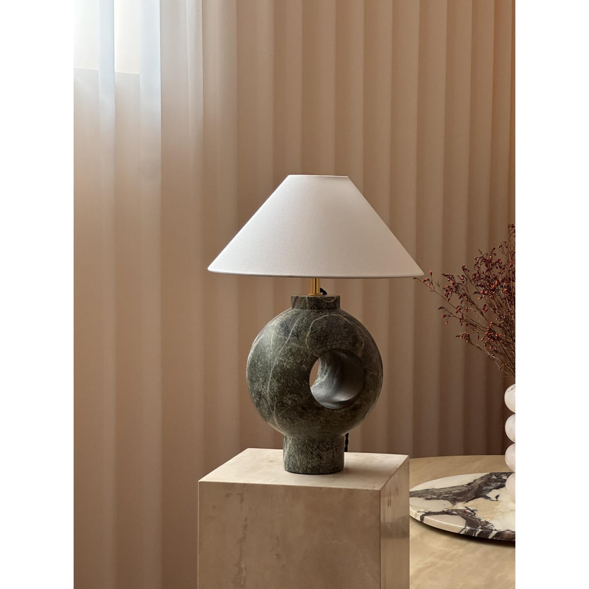 Hollie-bordlampe i marmor