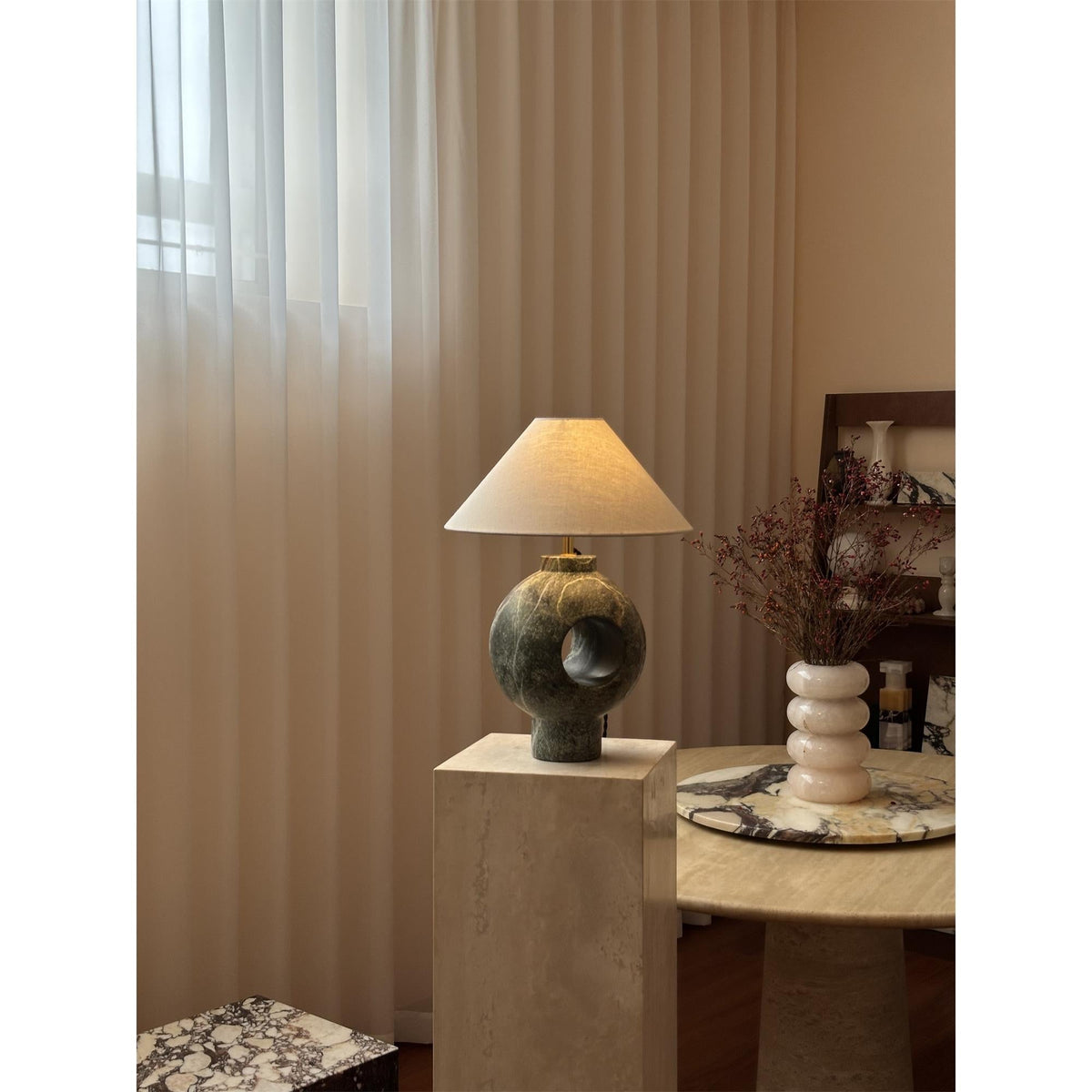 Hollie-bordlampe i marmor