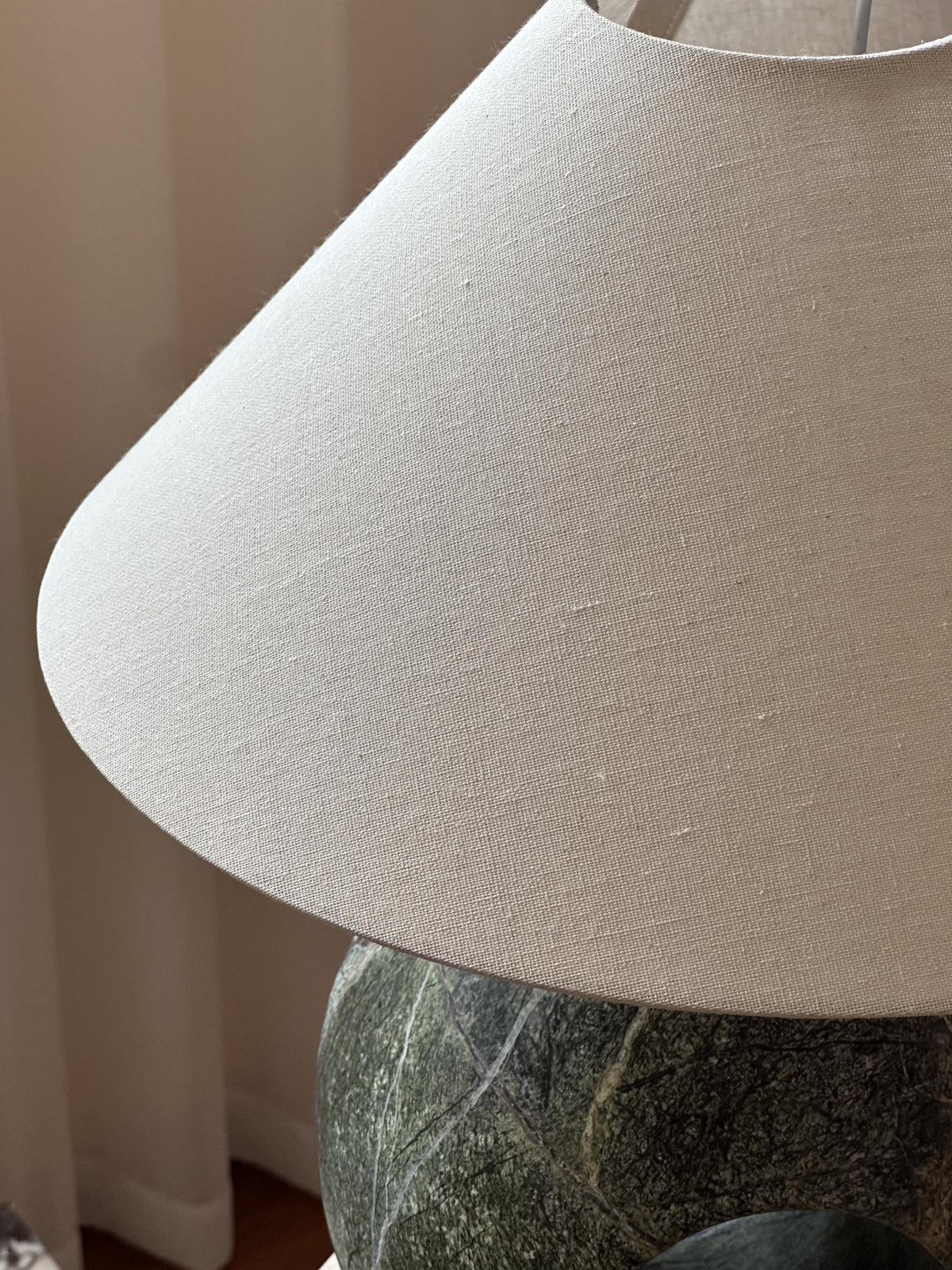 Hollie-bordlampe i marmor