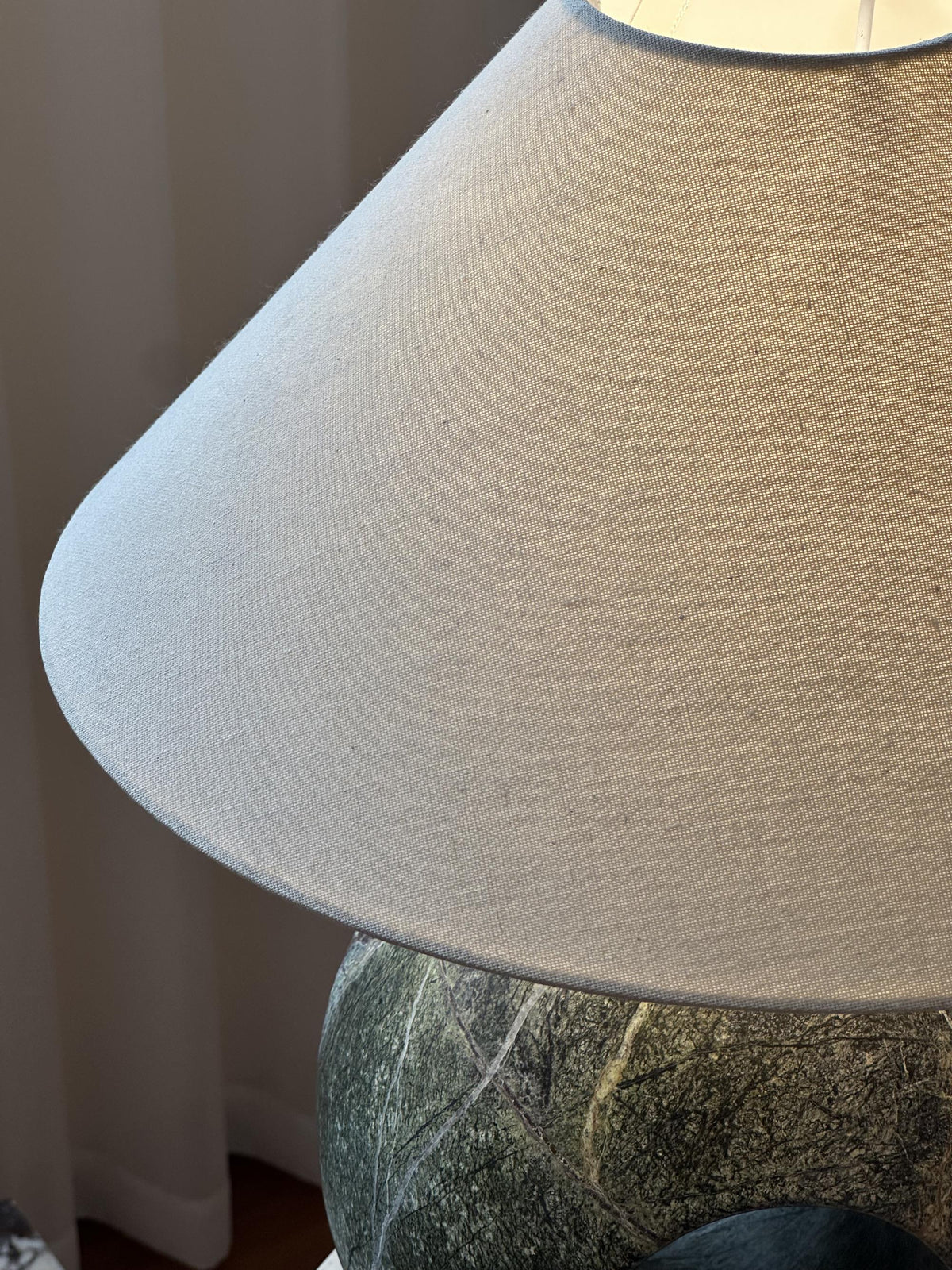 Hollie-bordlampe i marmor