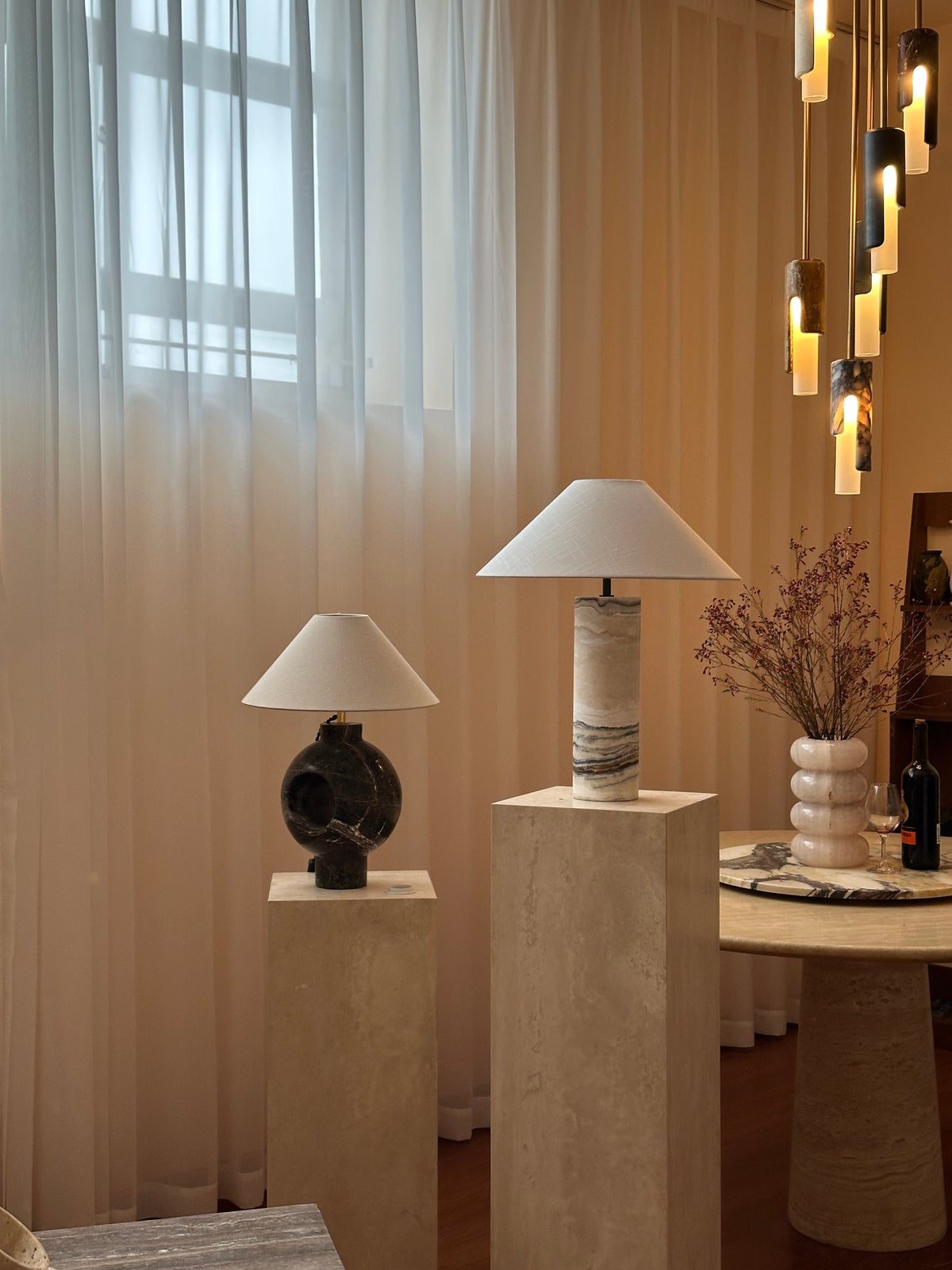 Hollie-bordlampe i marmor