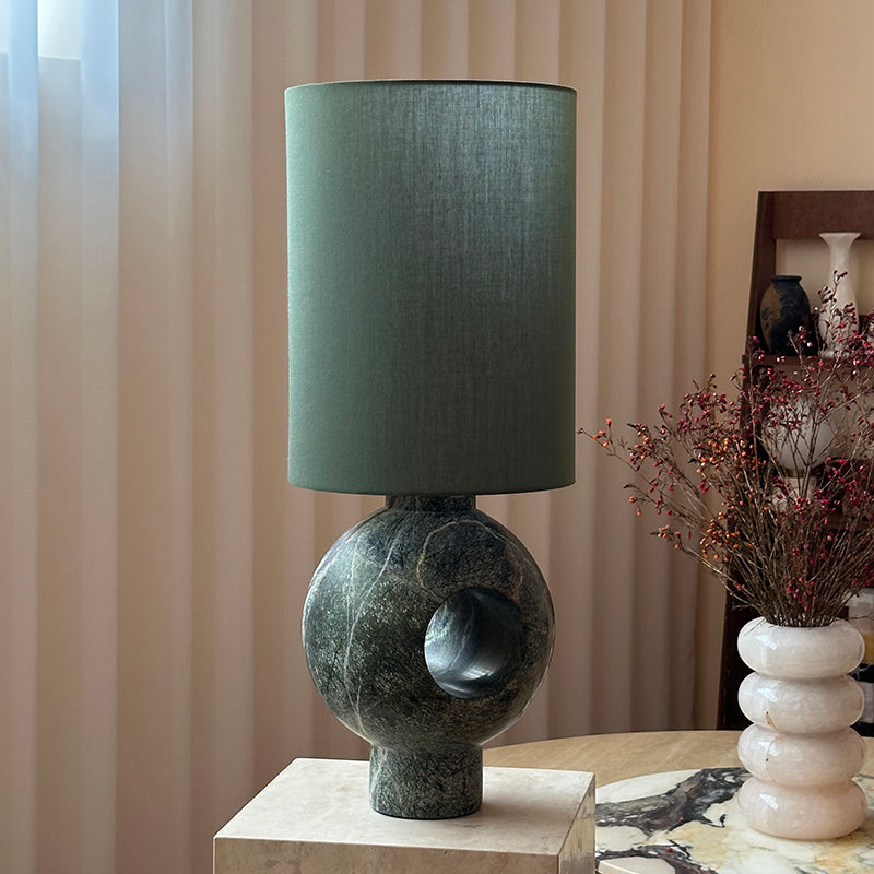 Hollie-bordlampe i marmor