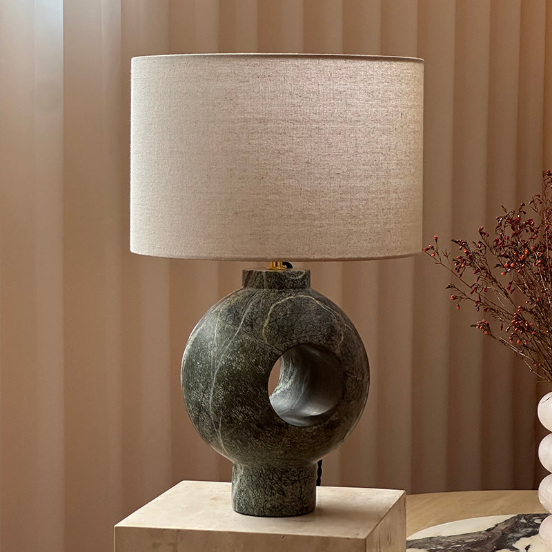 Hollie-bordlampe i marmor