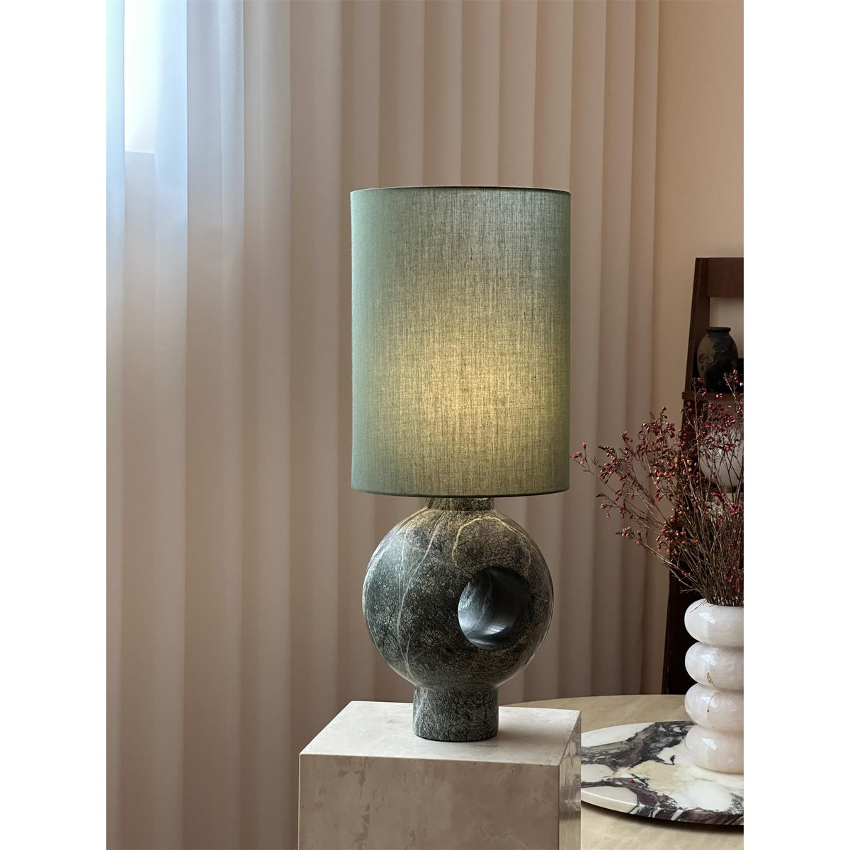 Hollie-bordlampe i marmor